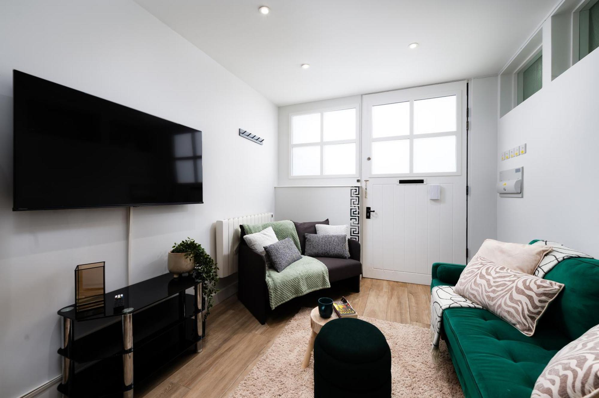 Stylish And Modern 2 Bedroom Flat, Finsbury Park, Sleeps Up To 6 Guests 3 Double Beds, Near Emirates Stadium