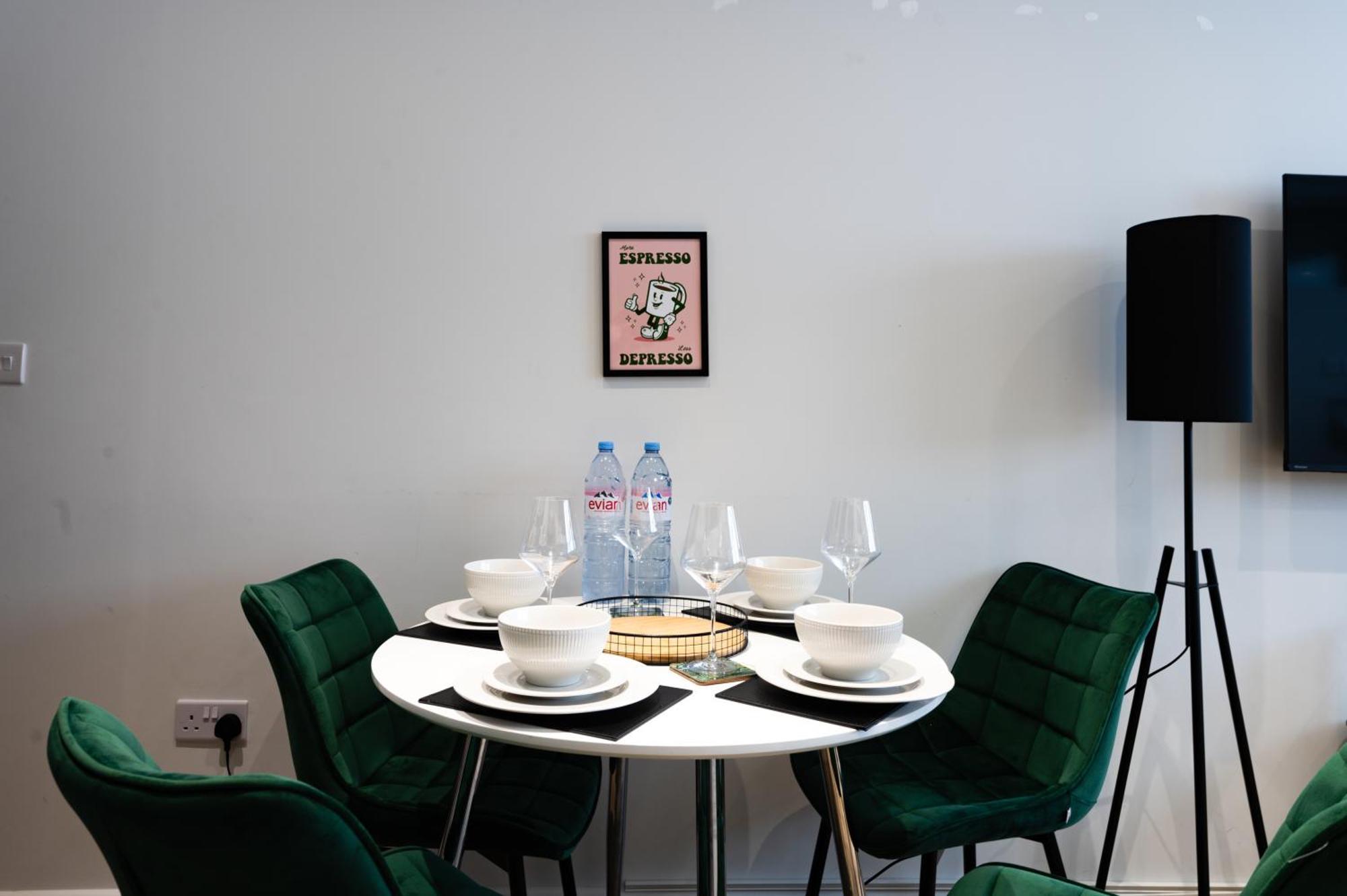 Stylish And Modern 2 Bedroom Flat, Finsbury Park, Sleeps Up To 6 Guests 3 Double Beds, Near Emirates Stadium