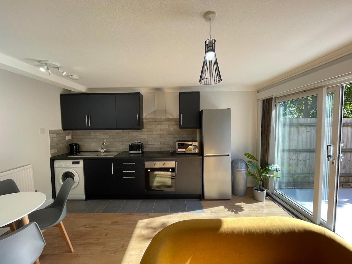Colourful 4 Bedroom - Mile End - Central, Hammersmith & And District Lines