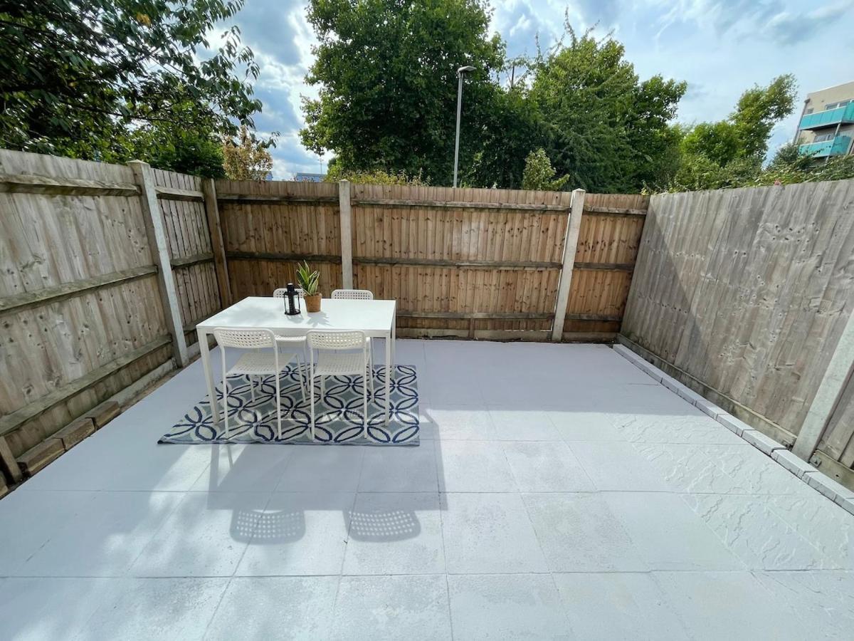 Colourful 4 Bedroom - Mile End - Central, Hammersmith & And District Lines