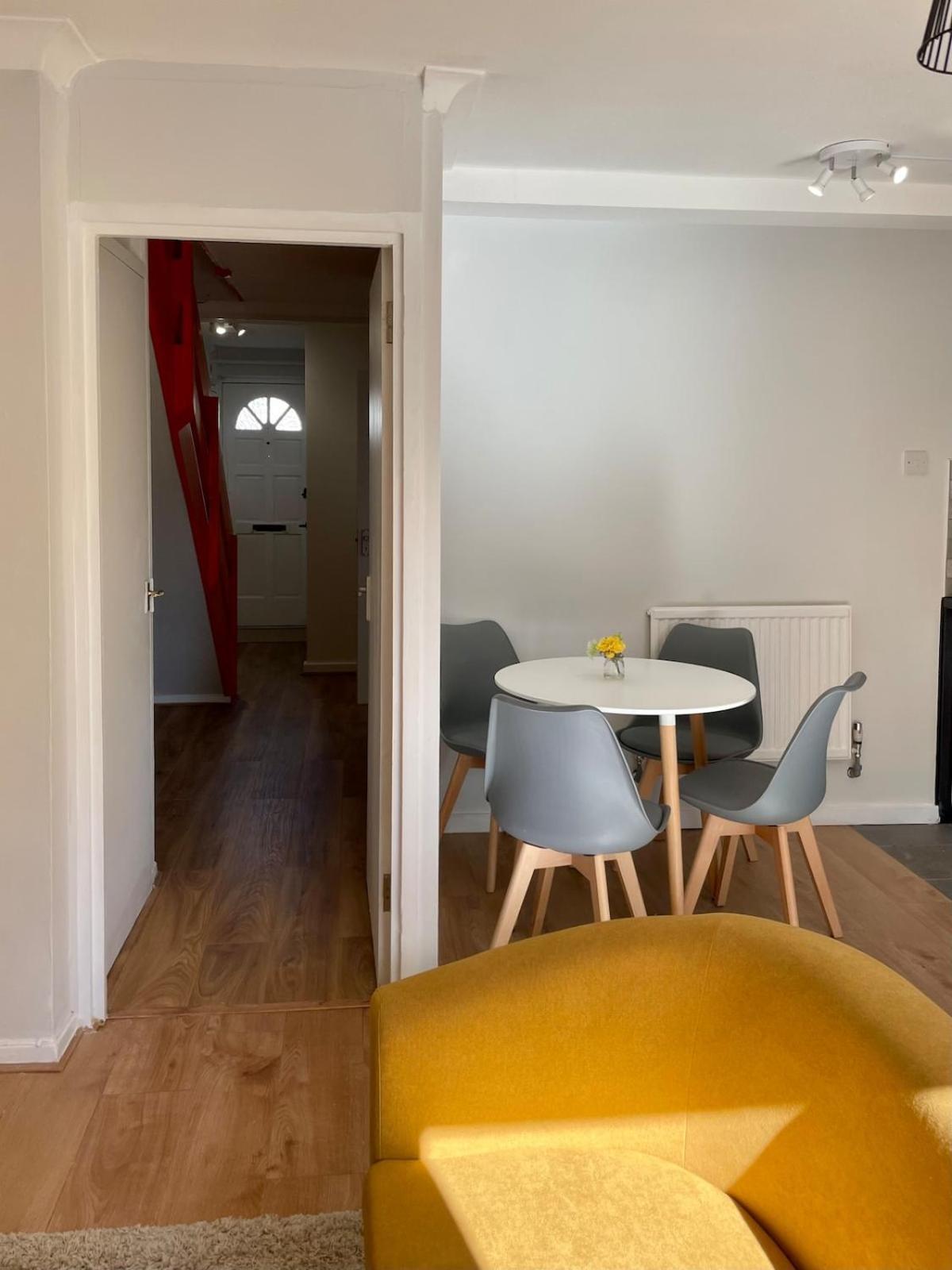 Colourful 4 Bedroom - Mile End - Central, Hammersmith & And District Lines Hébergement de vacances *