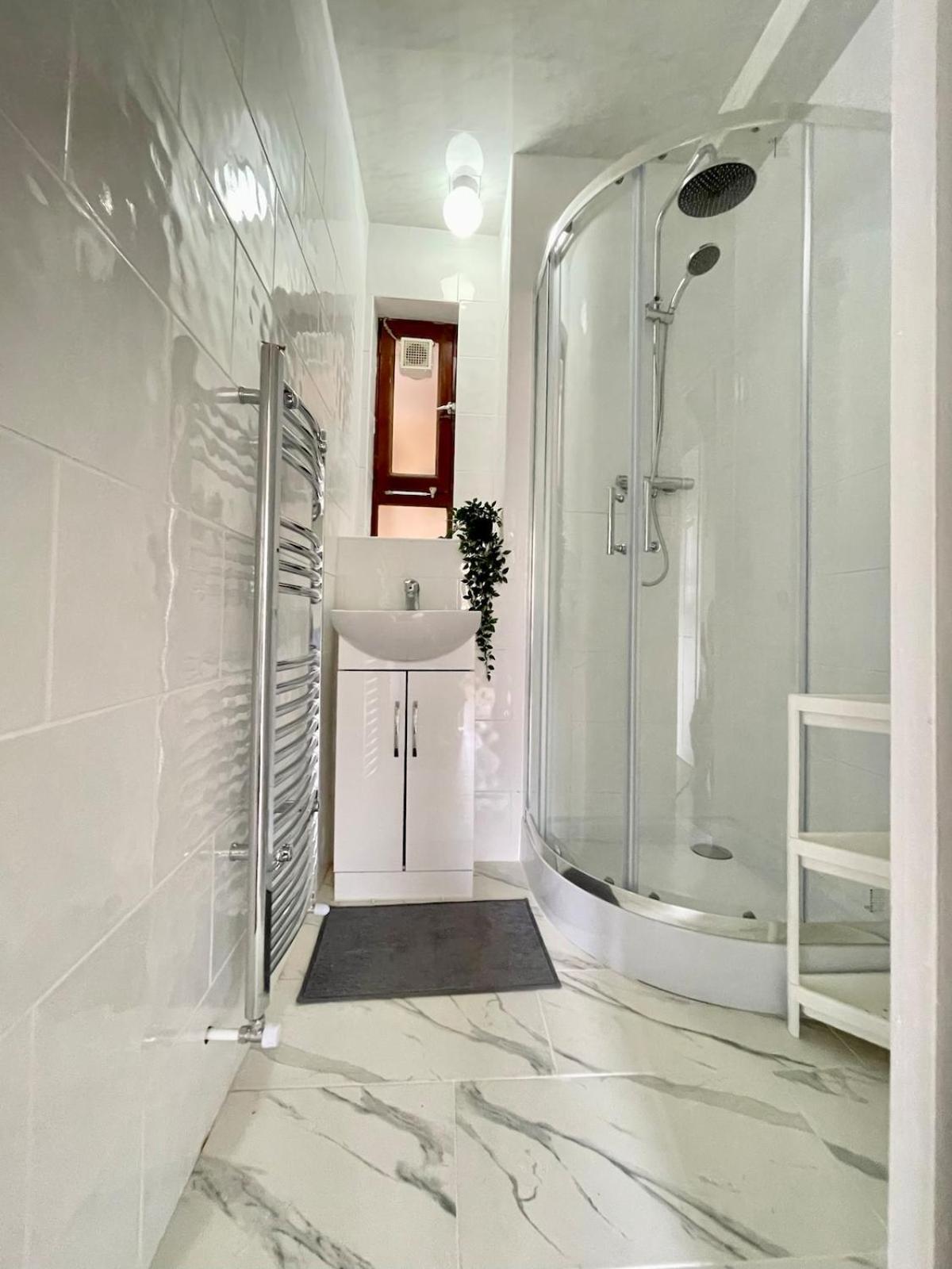 Hébergement de vacances Colourful 4 Bedroom - Mile End - Central, Hammersmith & And District Lines Londres