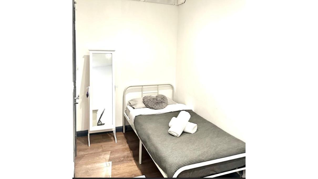 4 Bedrooms Flat In *