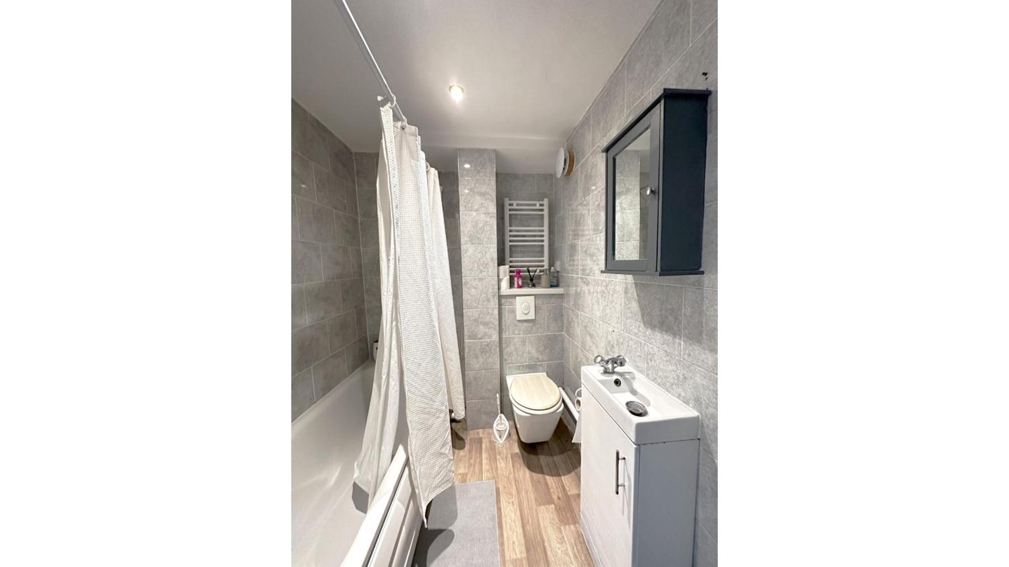 4 Bedrooms Flat In Apartamento *