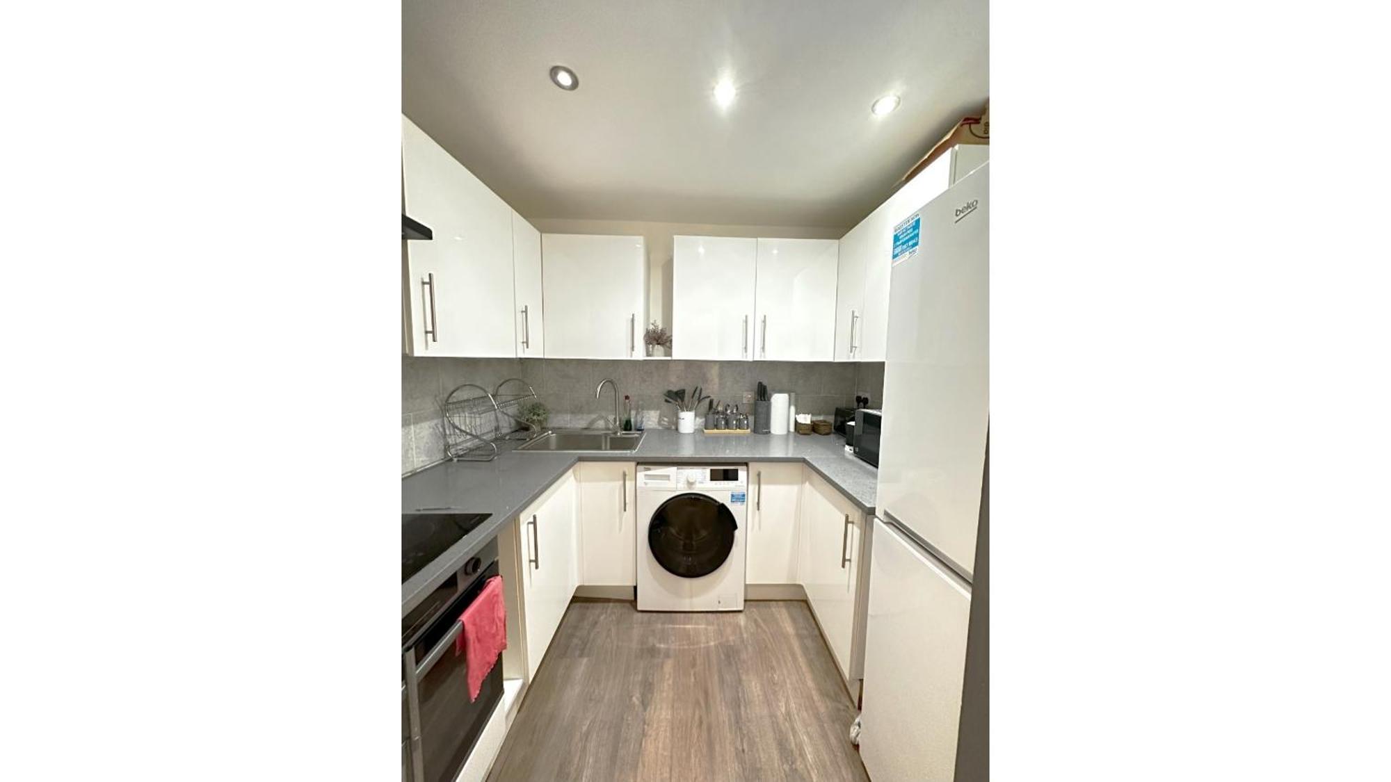 4 Bedrooms Flat In *