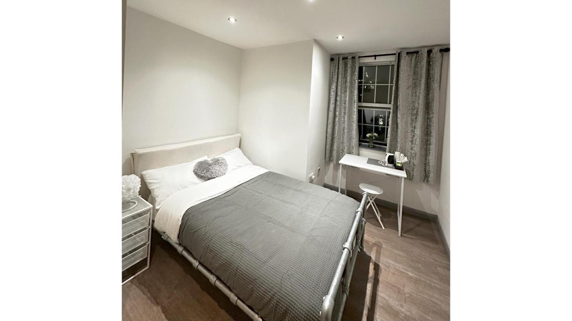 4 Bedrooms Flat In Appartement *