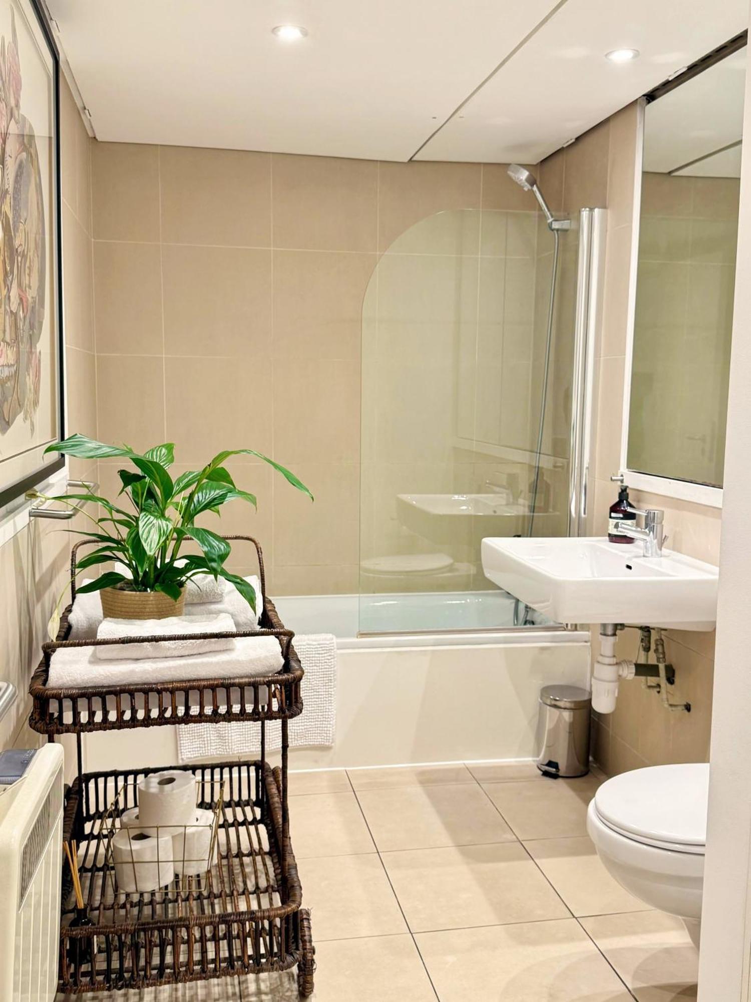 Spacious West End Duplex Apartment, W1 * Londres