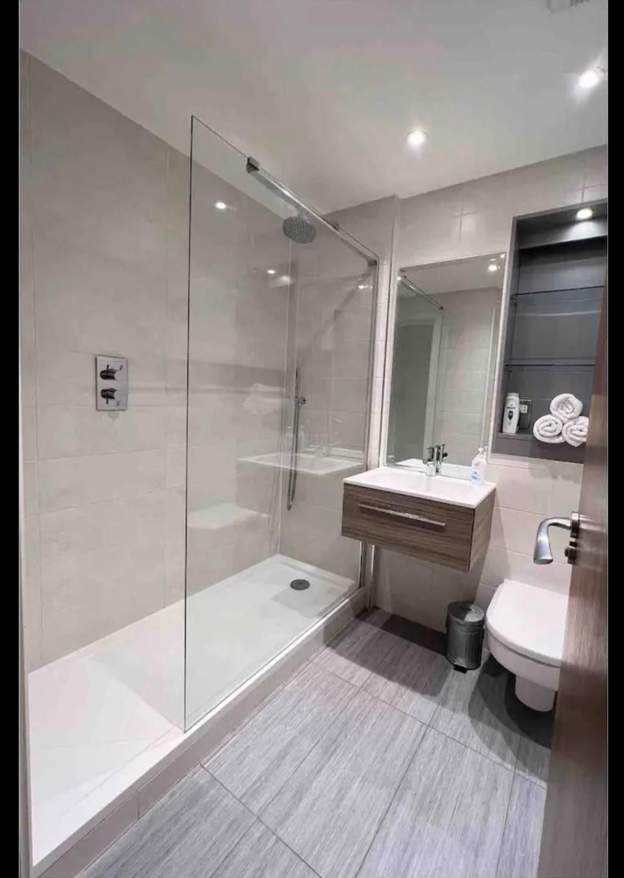 Luxury Riverside Apartment London