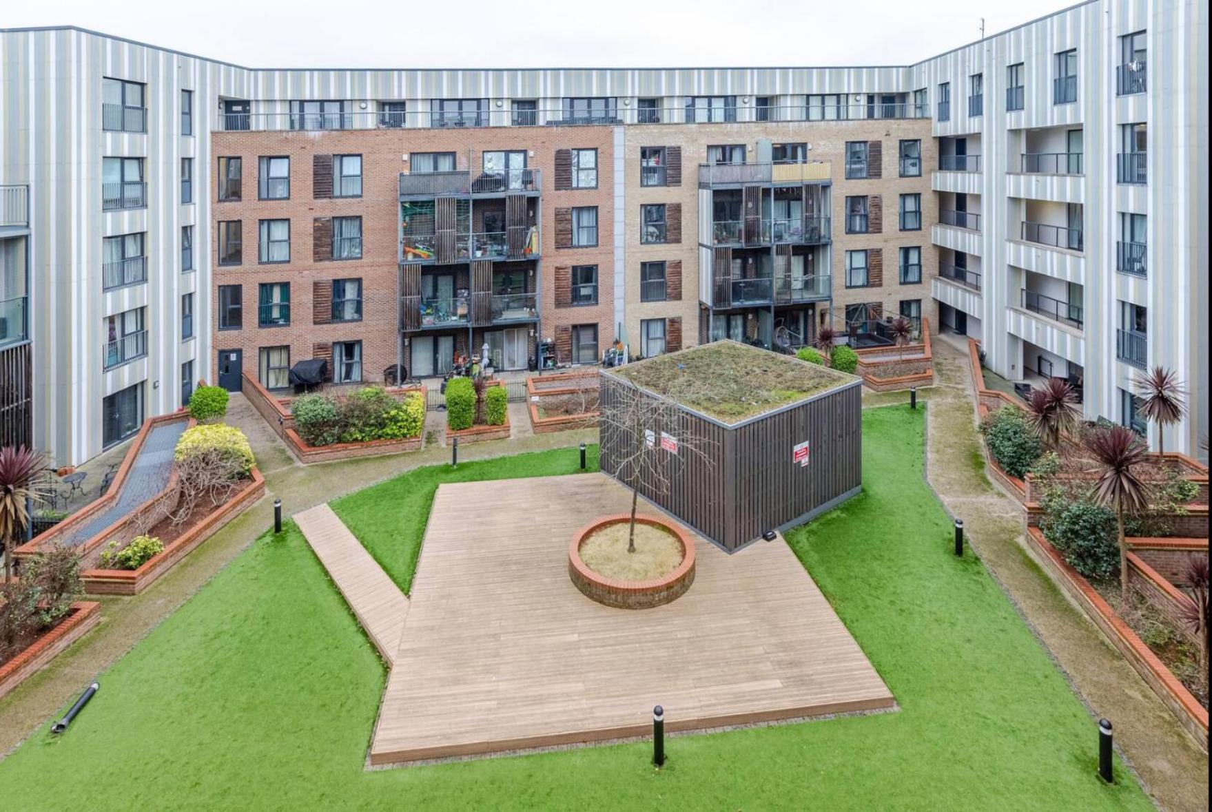 Apartment Modern 2 Bed Flat With Balcony, Easy Access