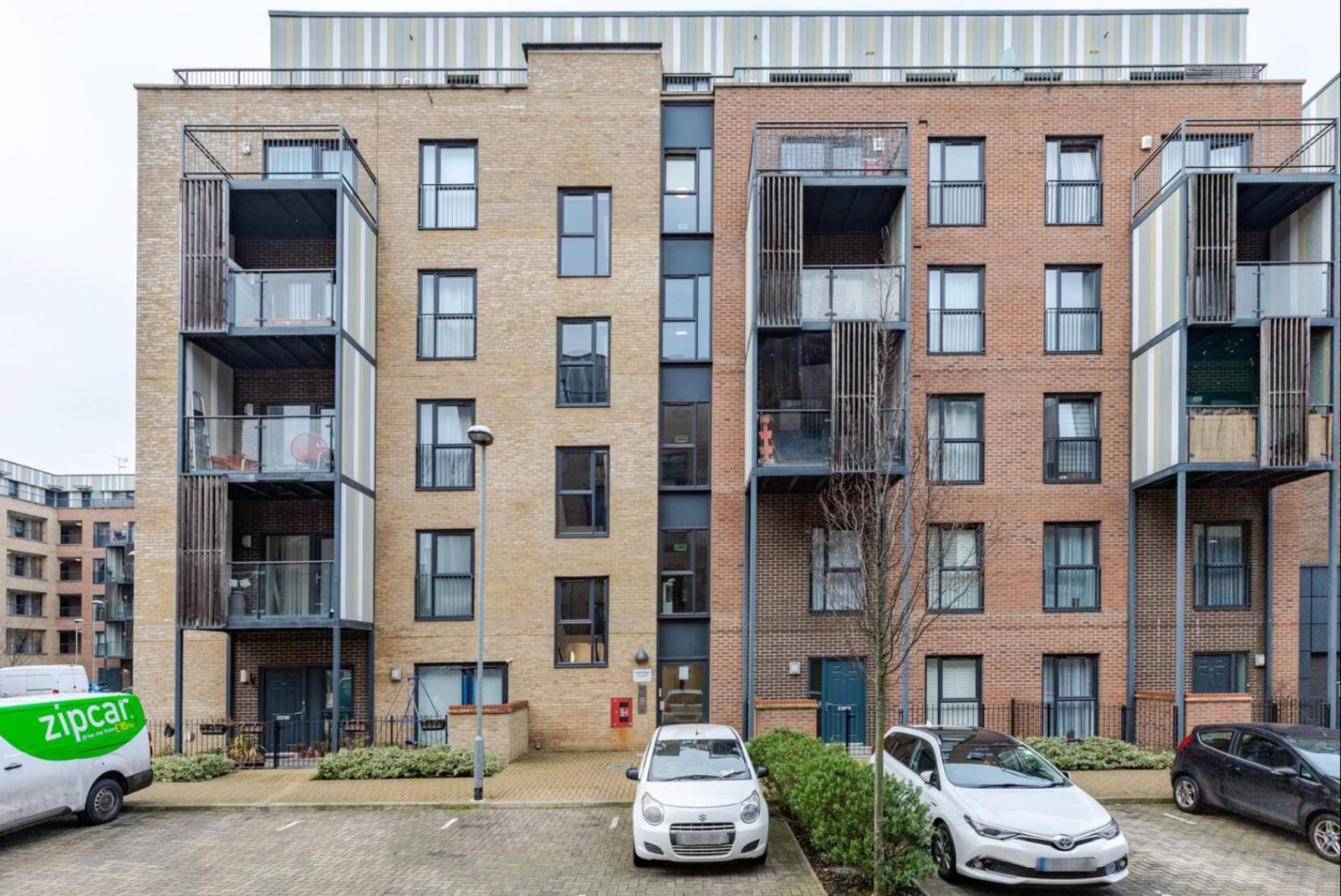 Modern 2 Bed Flat With Balcony, Easy Access Apartment *