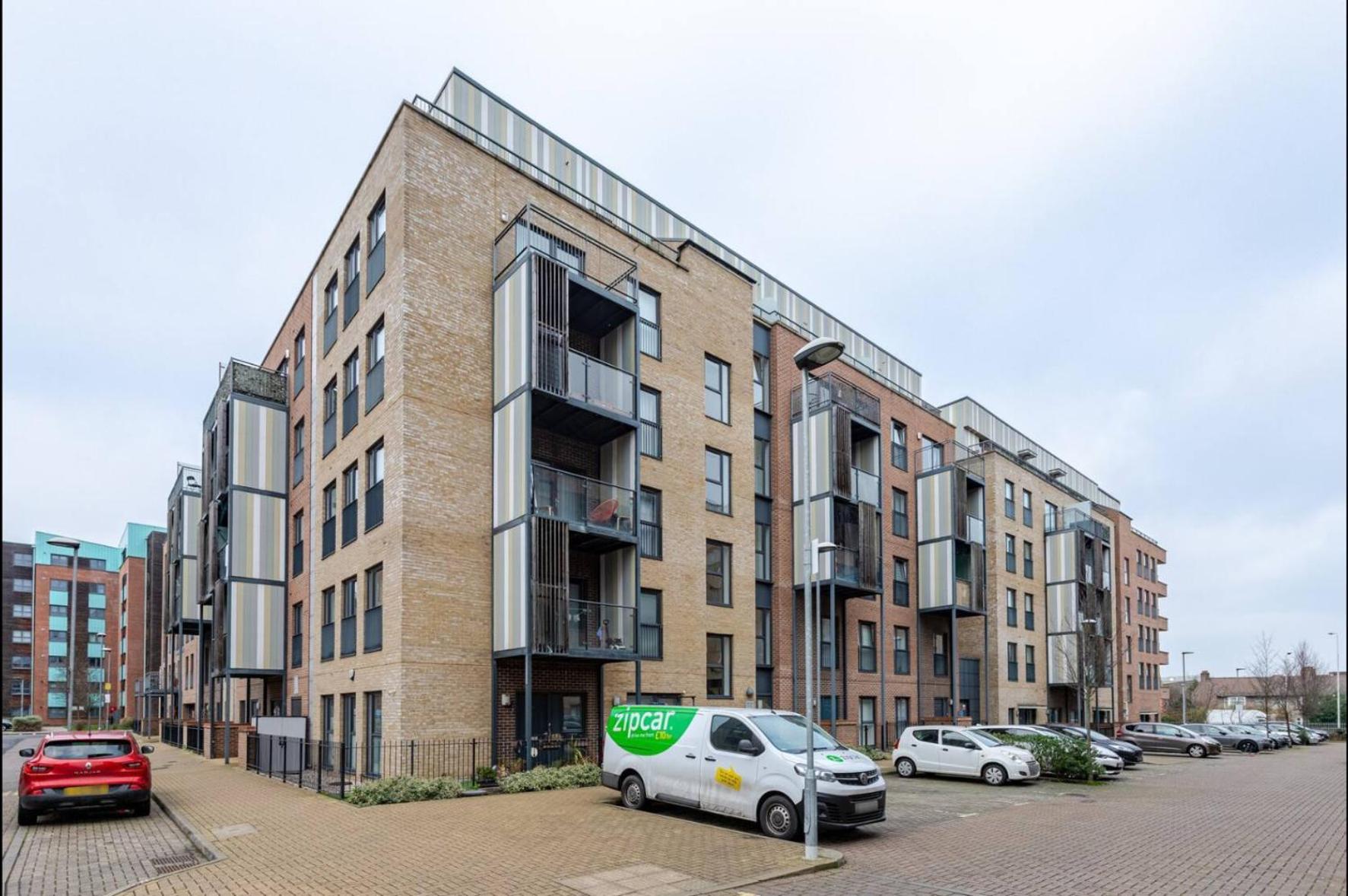 Modern 2 Bed Flat With Balcony, Easy Access London