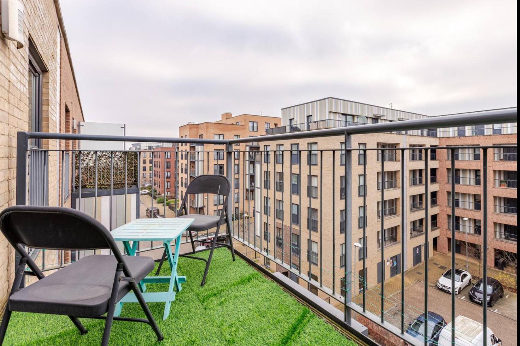 Modern 2 Bed Flat With Balcony, Easy Access Apartment