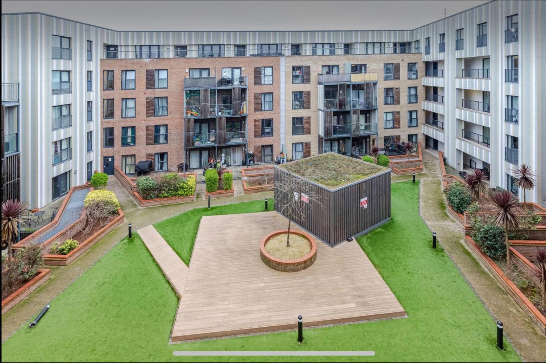 Modern 2 Bed Flat With Balcony, Easy Access Apartment London
