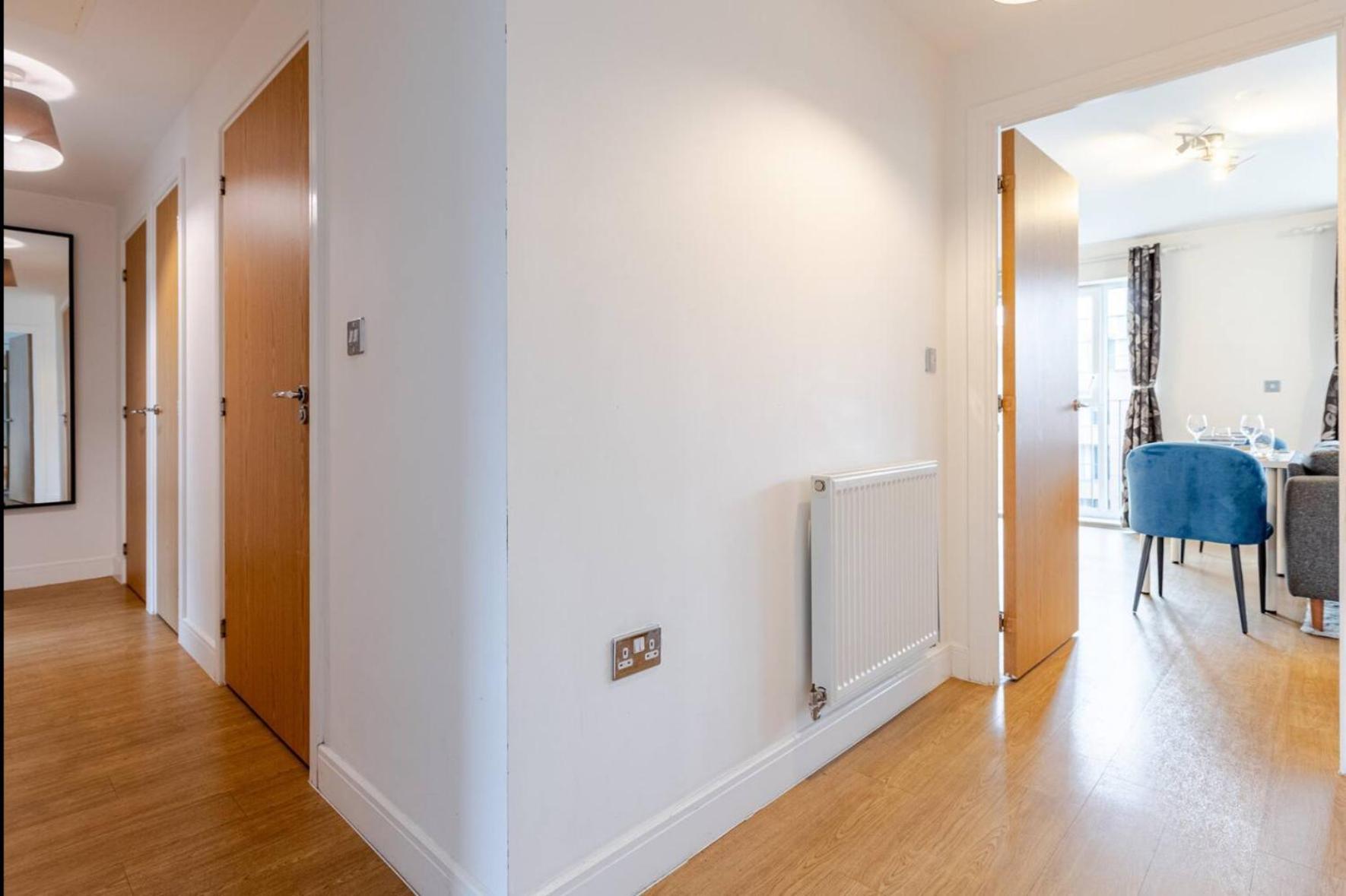 Modern 2 Bed Flat With Balcony, Easy Access
