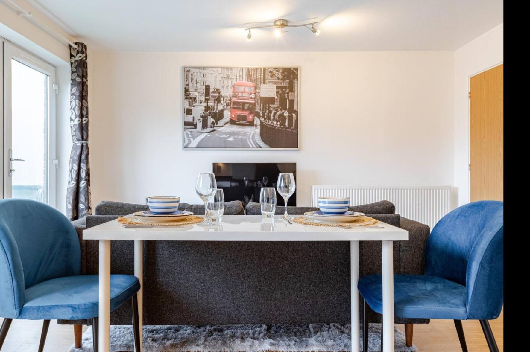 Modern 2 Bed Flat With Balcony, Easy Access Apartment