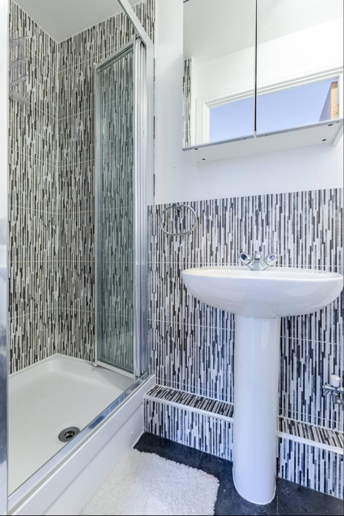 Apartment Modern 2 Bed Flat With Balcony, Easy Access