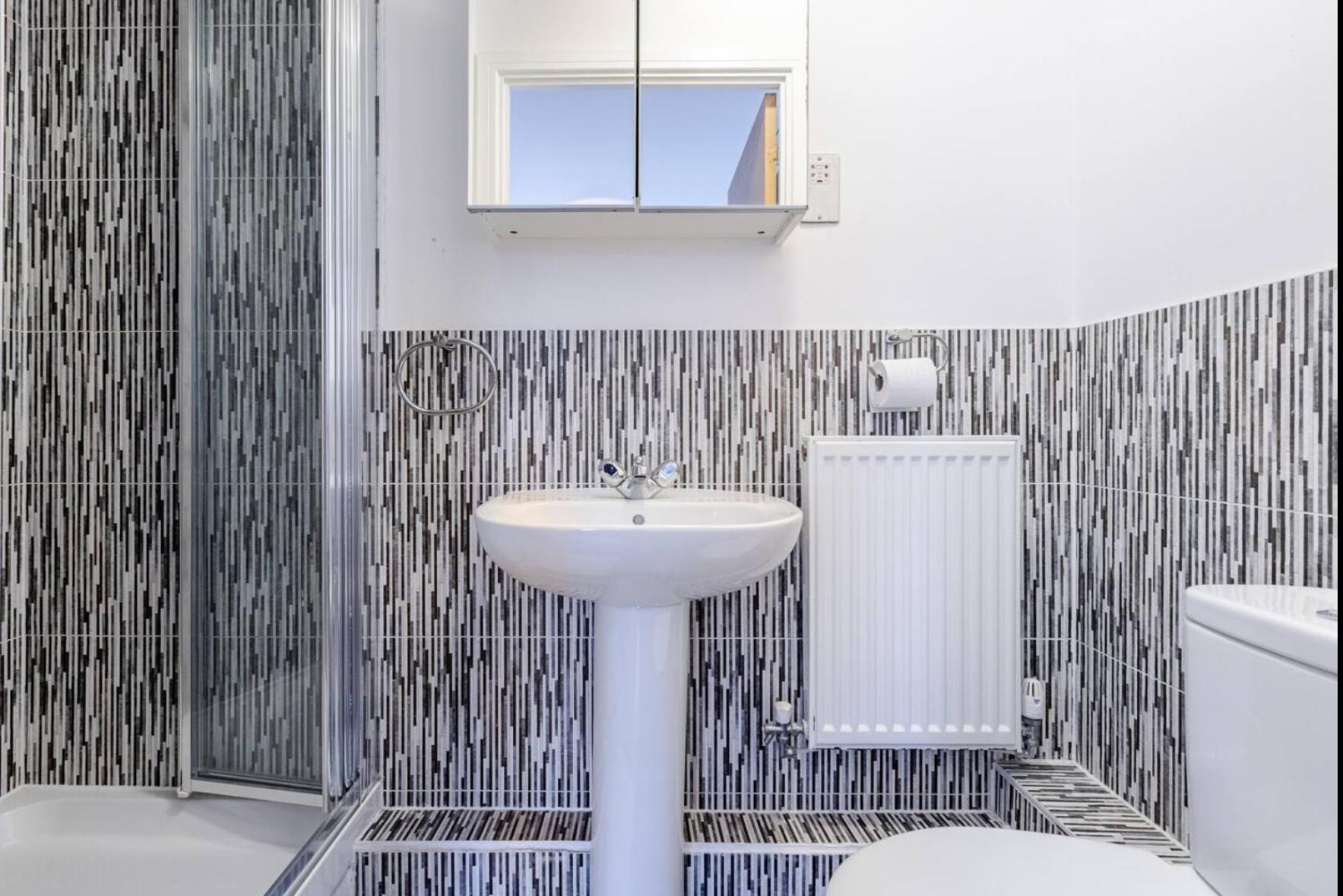 Modern 2 Bed Flat With Balcony, Easy Access London