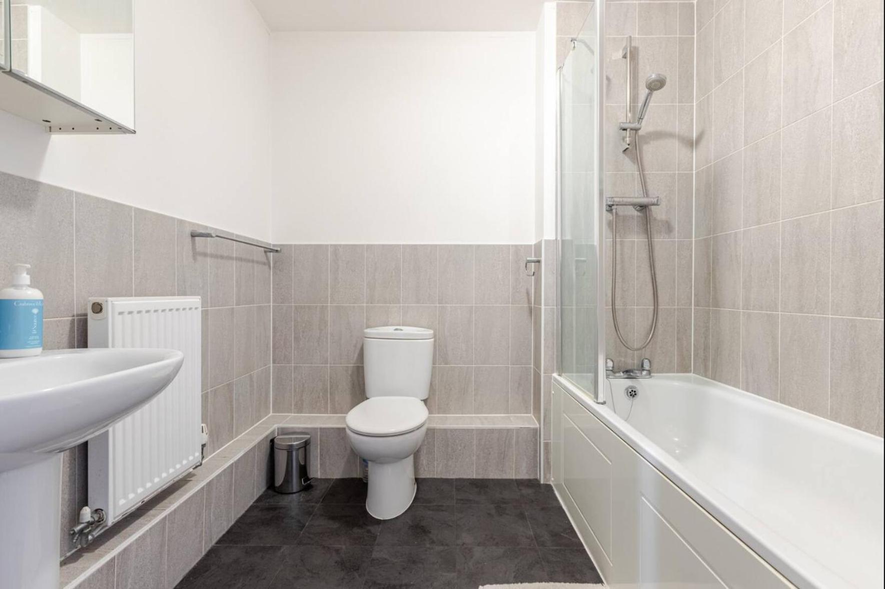 Modern 2 Bed Flat With Balcony, Easy Access