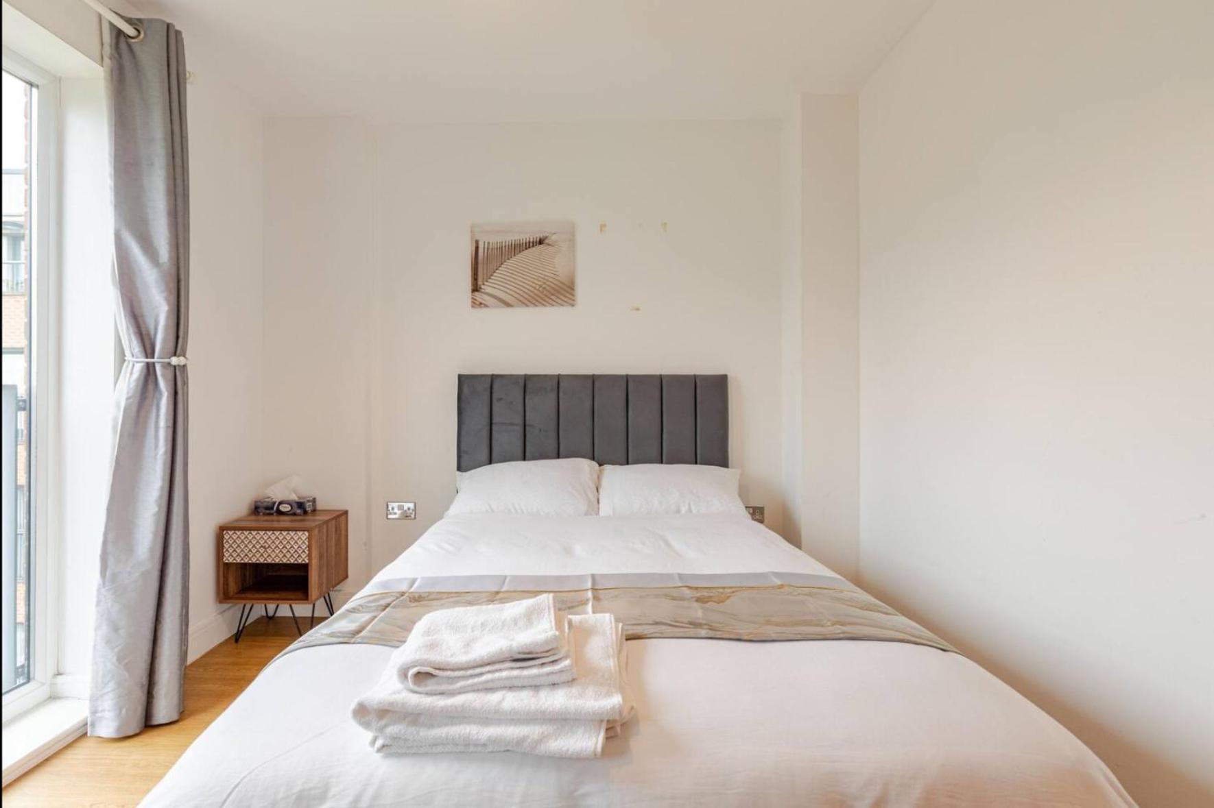 Apartment Modern 2 Bed Flat With Balcony, Easy Access London