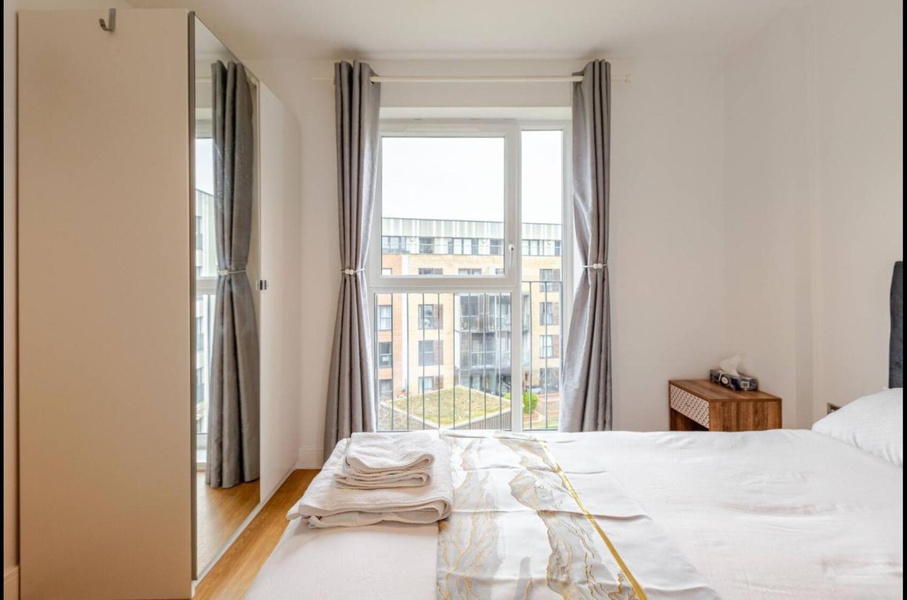 Apartment Modern 2 Bed Flat With Balcony, Easy Access *