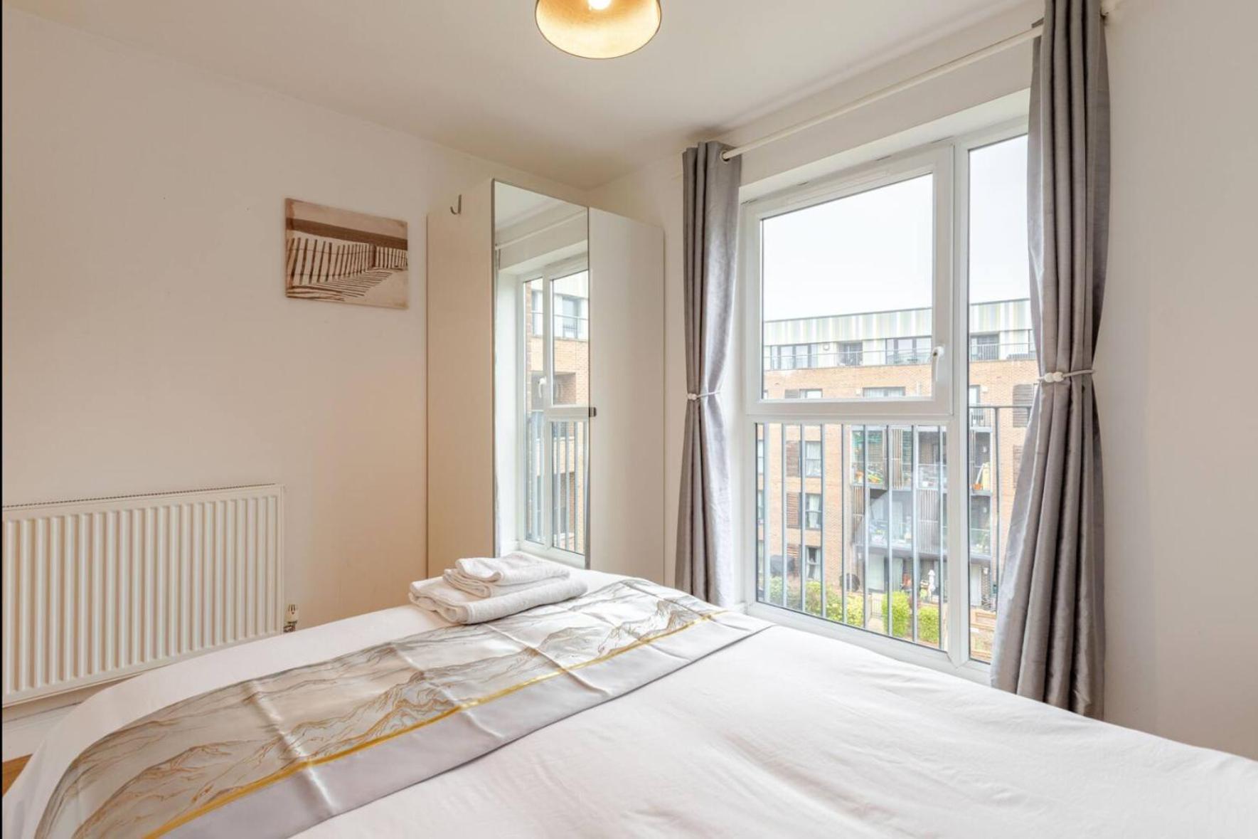 Apartment Modern 2 Bed Flat With Balcony, Easy Access