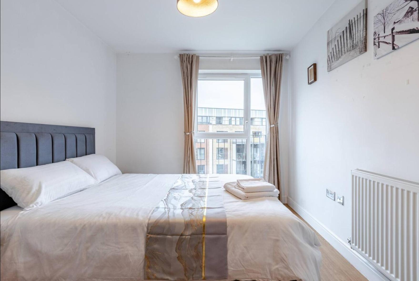 Apartment Modern 2 Bed Flat With Balcony, Easy Access