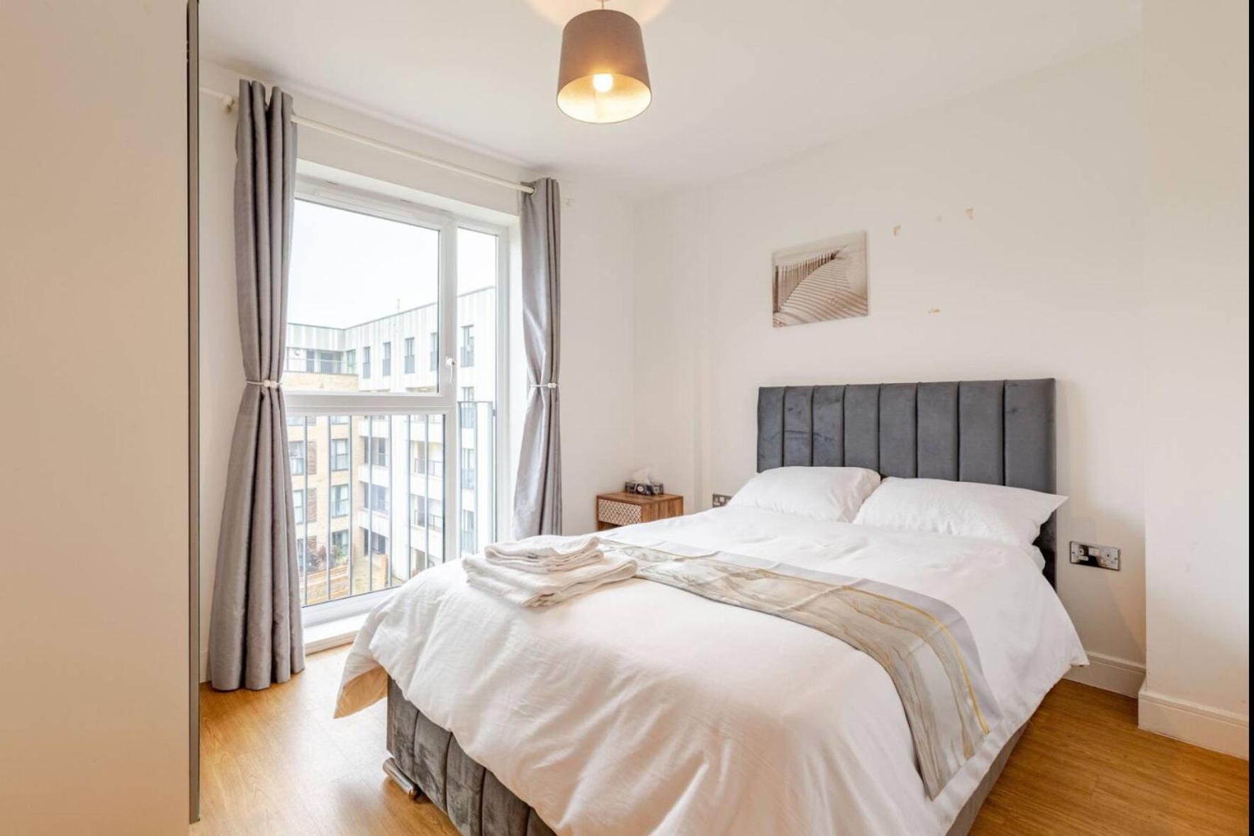 Modern 2 Bed Flat With Balcony, Easy Access Apartment London