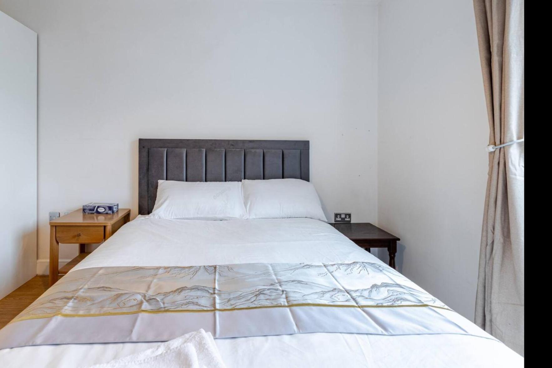 Modern 2 Bed Flat With Balcony, Easy Access * London