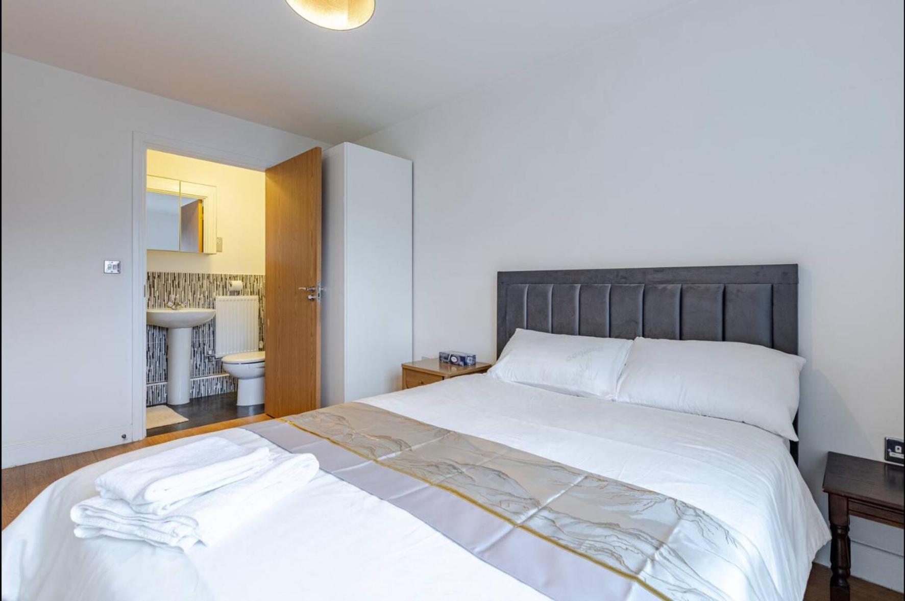 Modern 2 Bed Flat With Balcony, Easy Access Apartment London