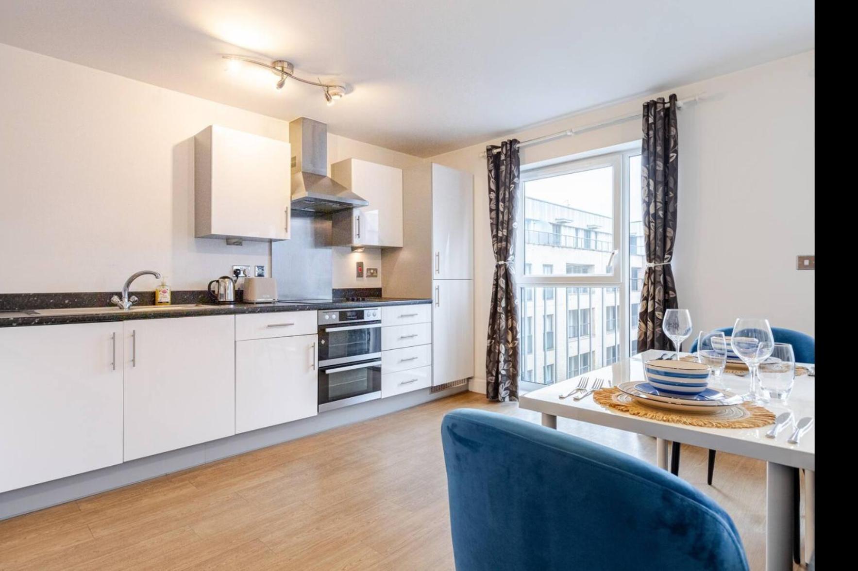 Modern 2 Bed Flat With Balcony, Easy Access London