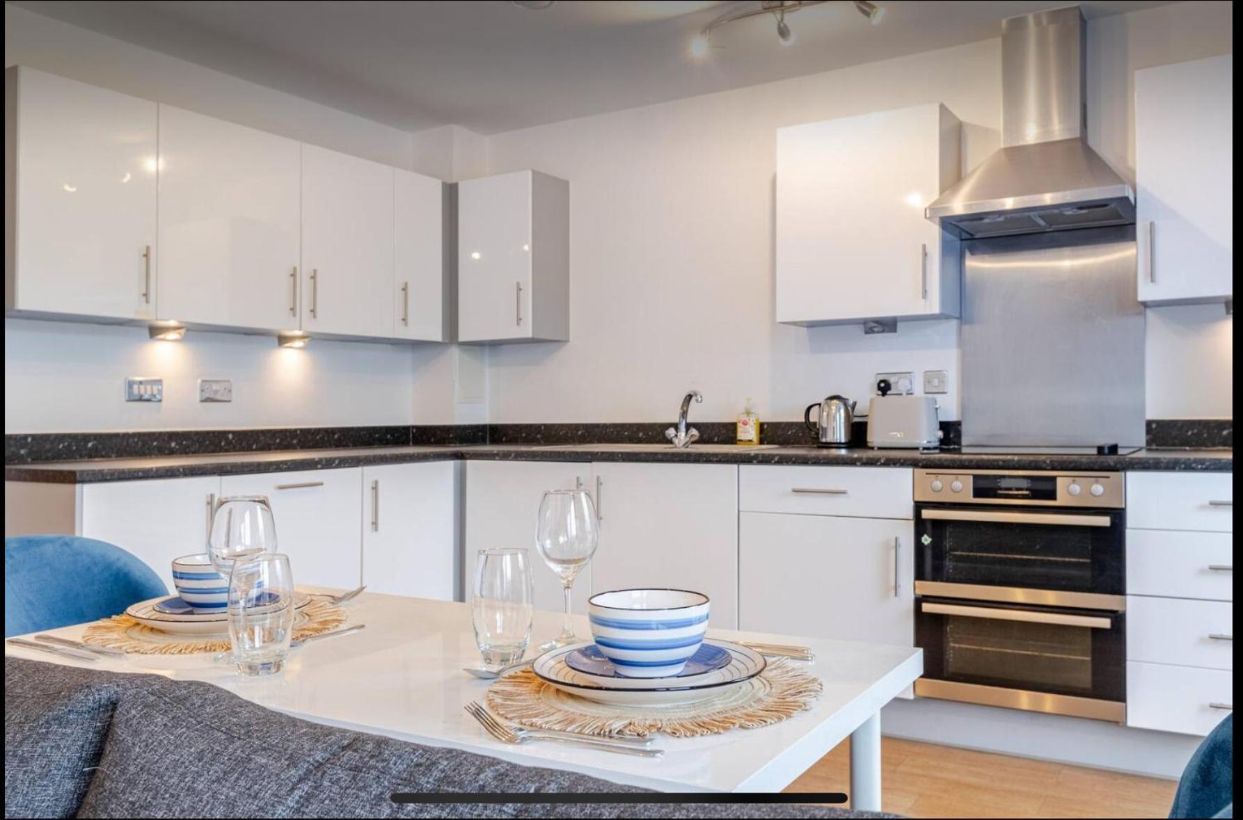 Modern 2 Bed Flat With Balcony, Easy Access * London