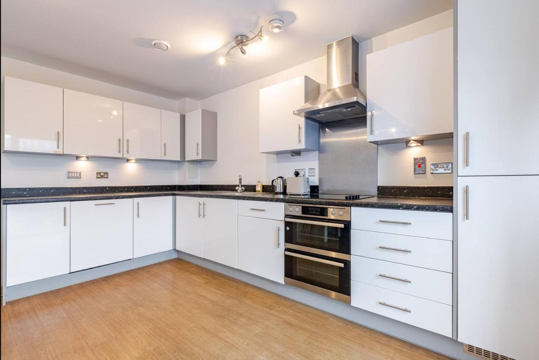 Modern 2 Bed Flat With Balcony, Easy Access * London