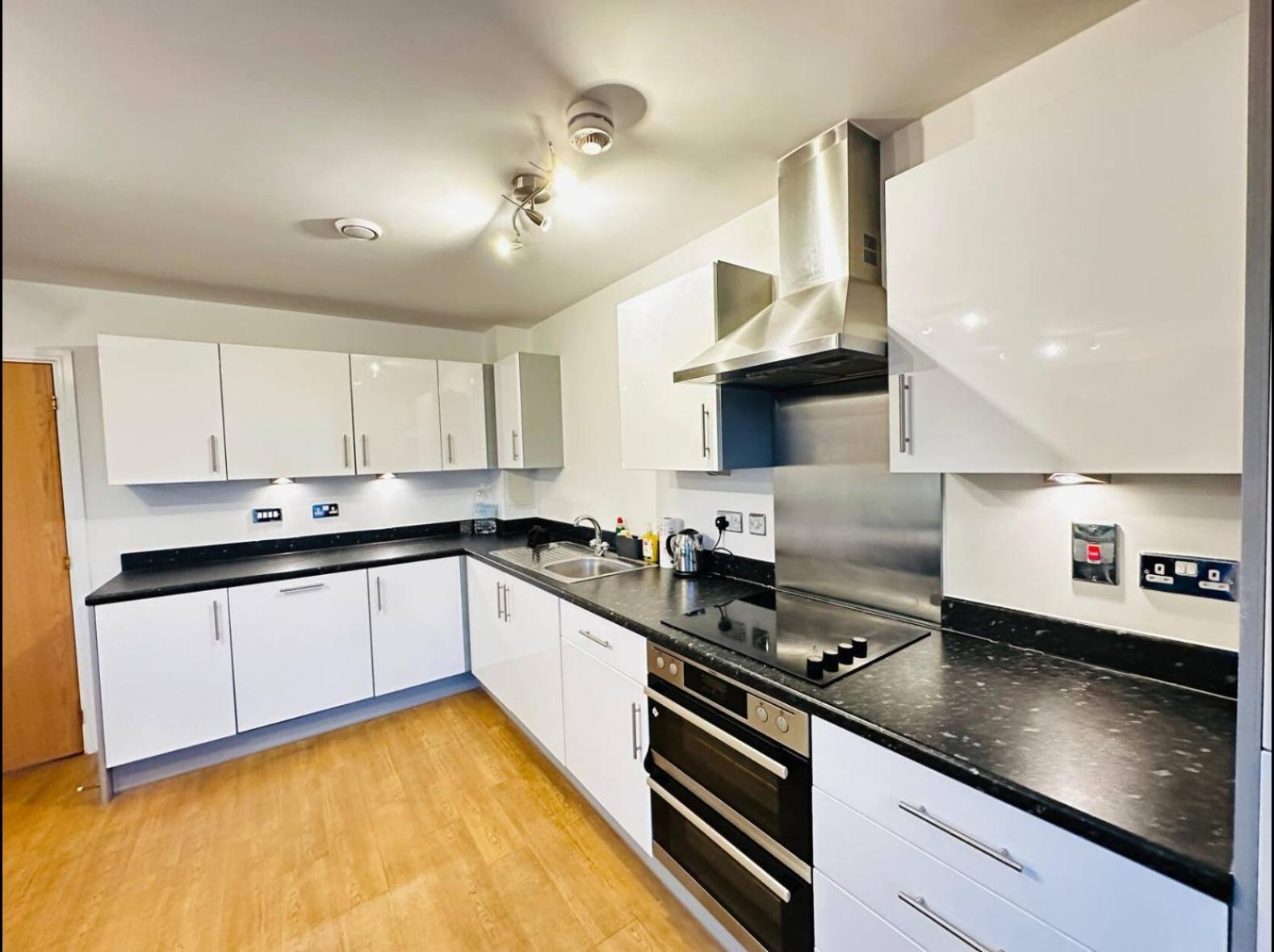 Modern 2 Bed Flat With Balcony, Easy Access * London