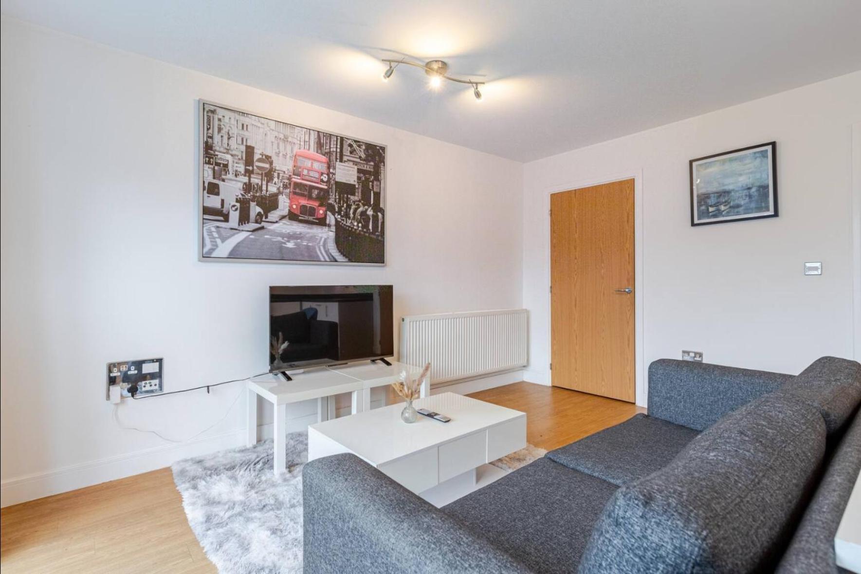 Modern 2 Bed Flat With Balcony, Easy Access Apartment *