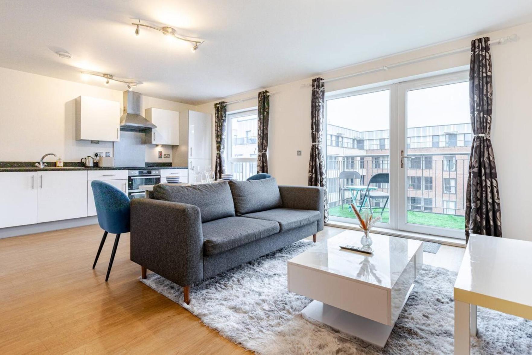 Modern 2 Bed Flat With Balcony, Easy Access *