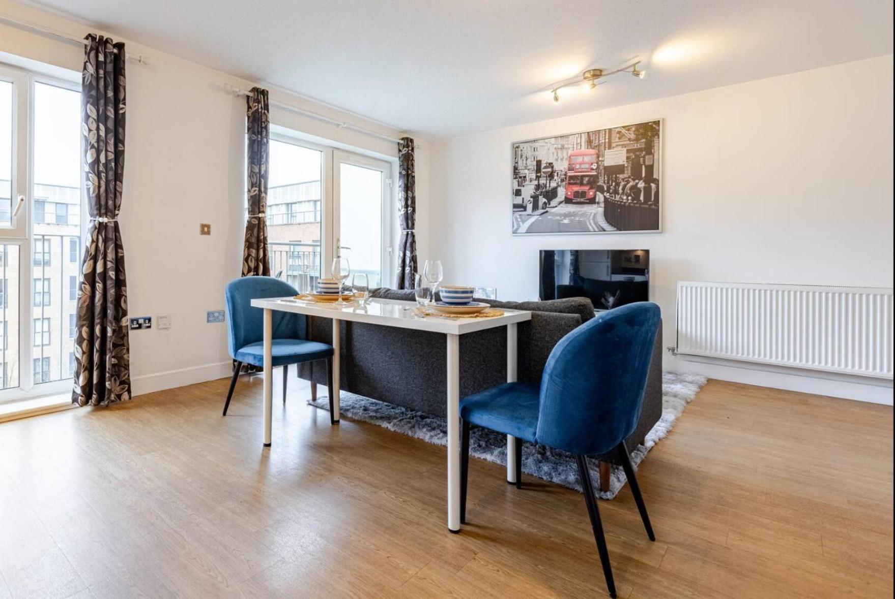 Modern 2 Bed Flat With Balcony, Easy Access London