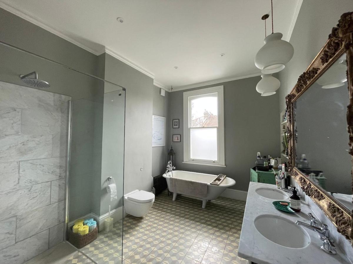 Large Five Bed Victorian Family House With Large Garden Villa *