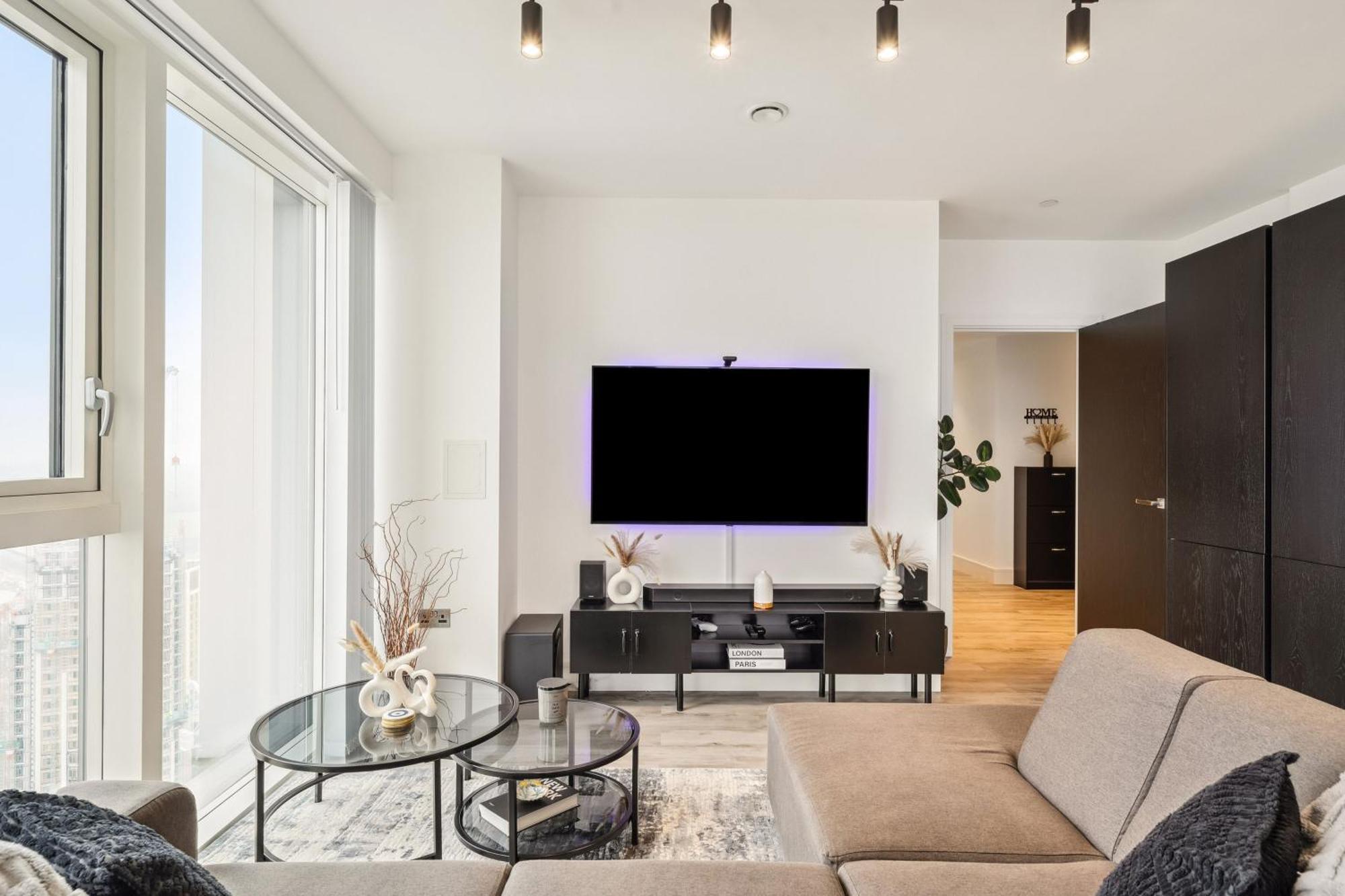 Modern Bedroom, Scenic View, Fast Wi-fi, Balcony