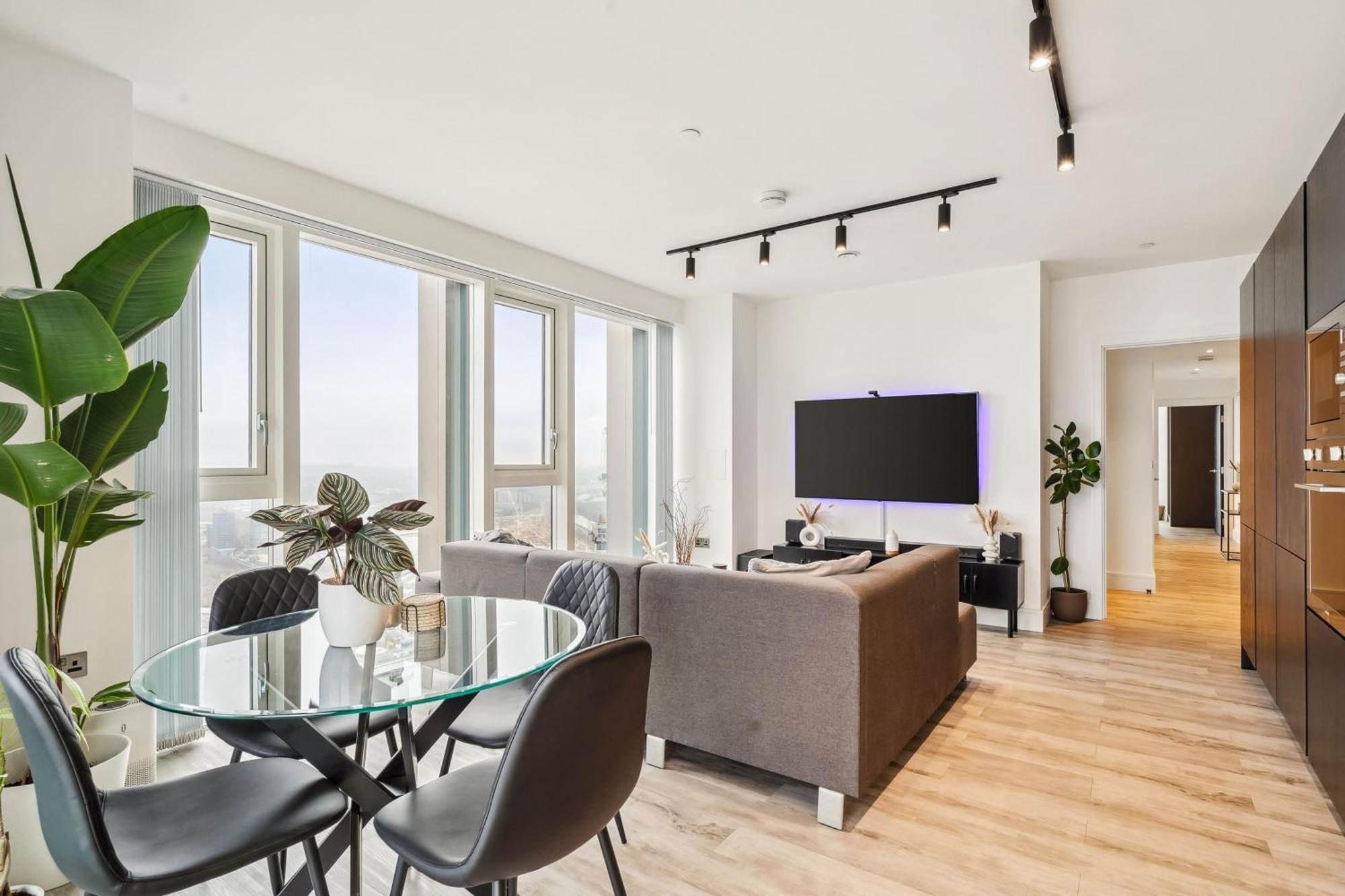 Modern Bedroom, Scenic View, Fast Wi-fi, Balcony
