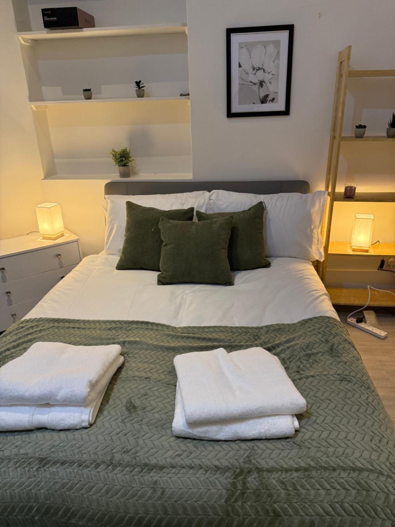Urban Hideaway, Private Garden, 2 Mins To Station * Londres