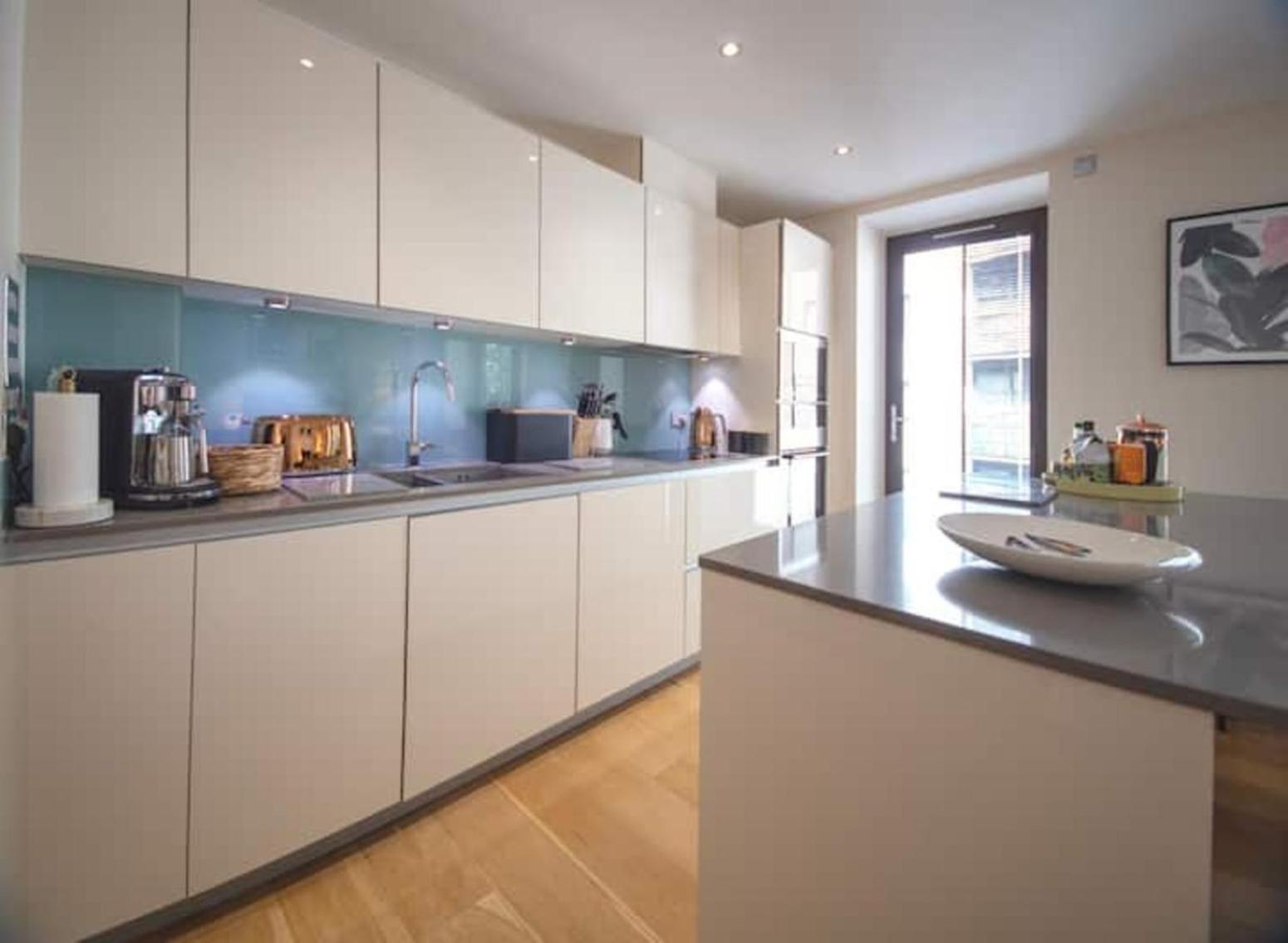 Westminster Two Bed One Bath Sleeps 5 *