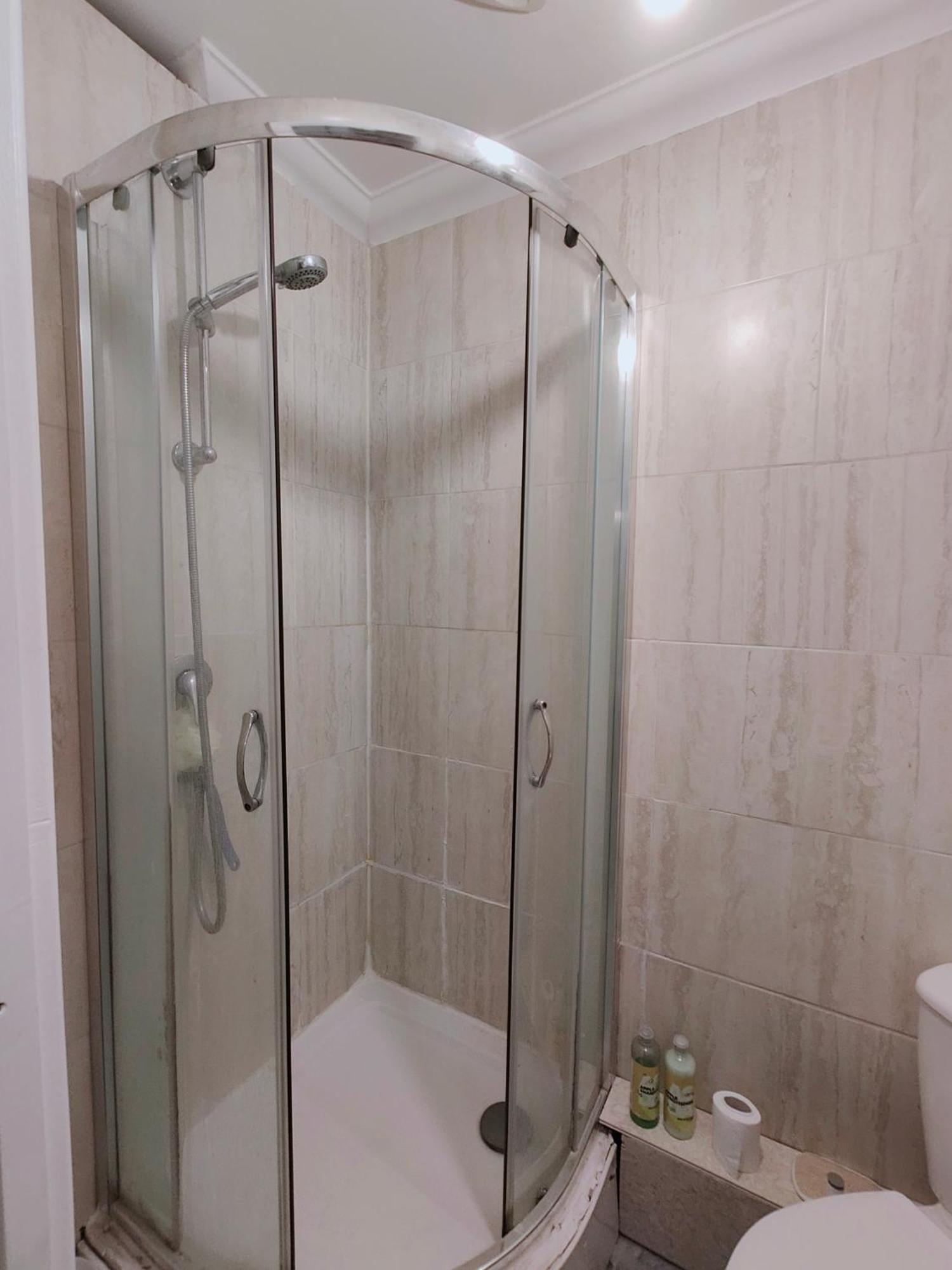 Spacious 4 Beds - All Private Bathrooms In Canary Wharf Londres