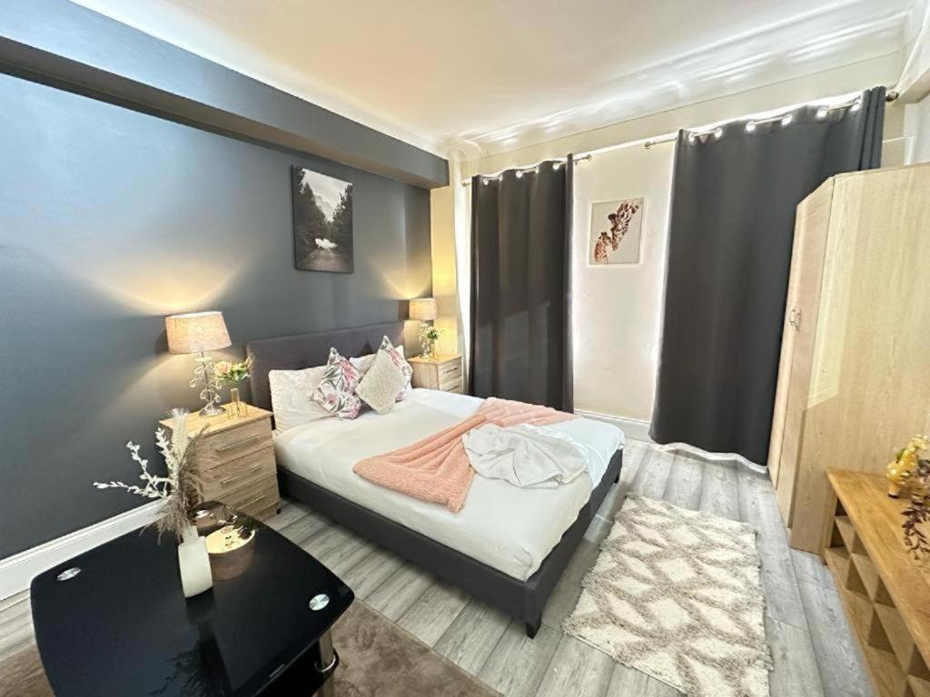 Park Lane Beautiful Family Apartment London