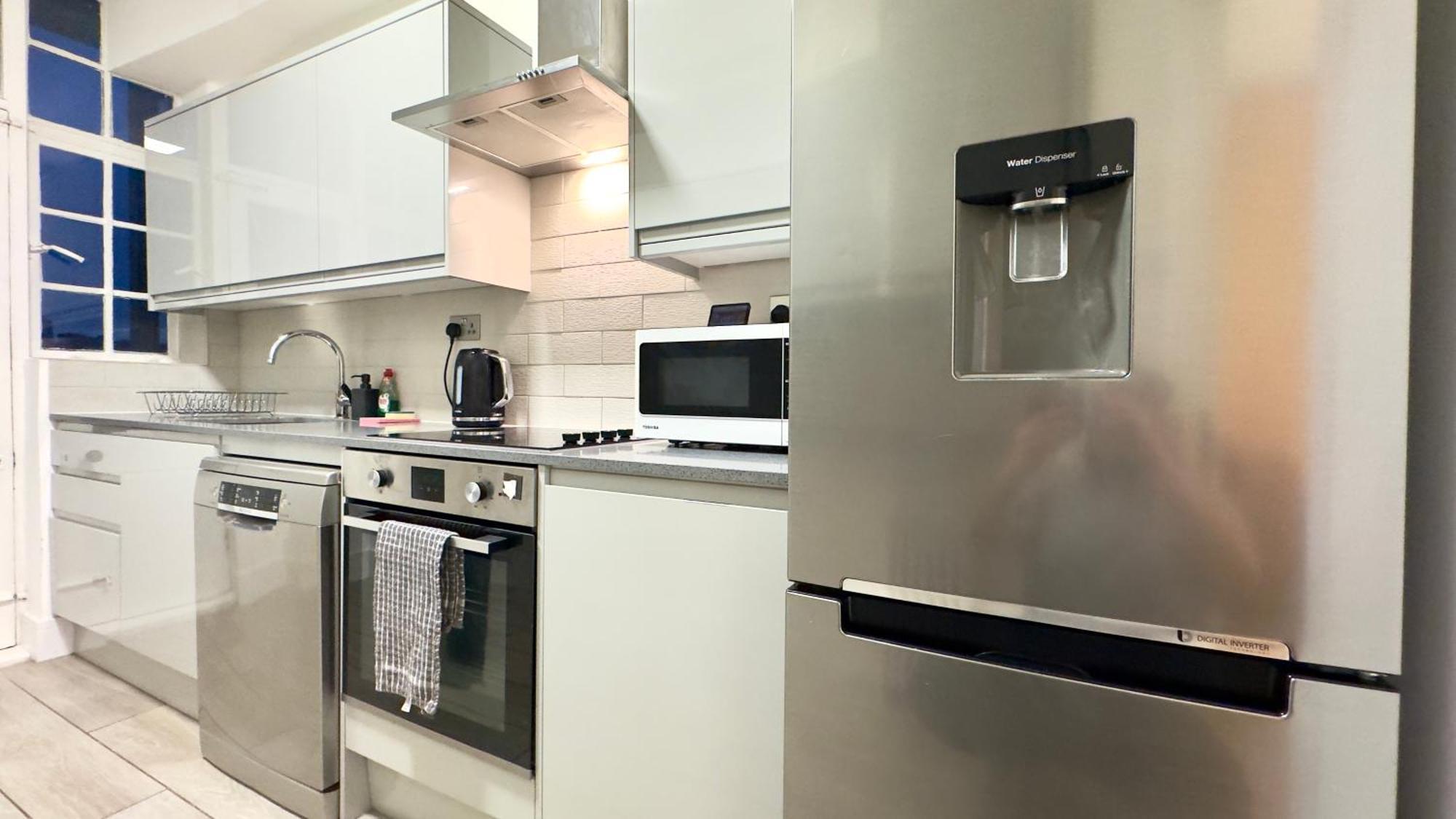 Superb 4 Bedroom Hyde Park Appartement *