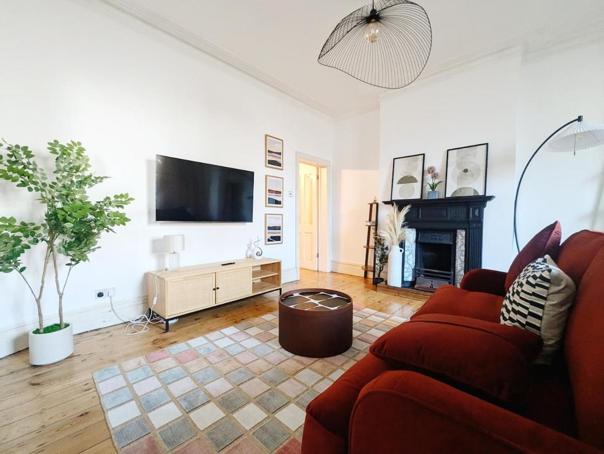 Colney Hatch Lane - Spacious 2-bed 2-bath With Private Garden Londen