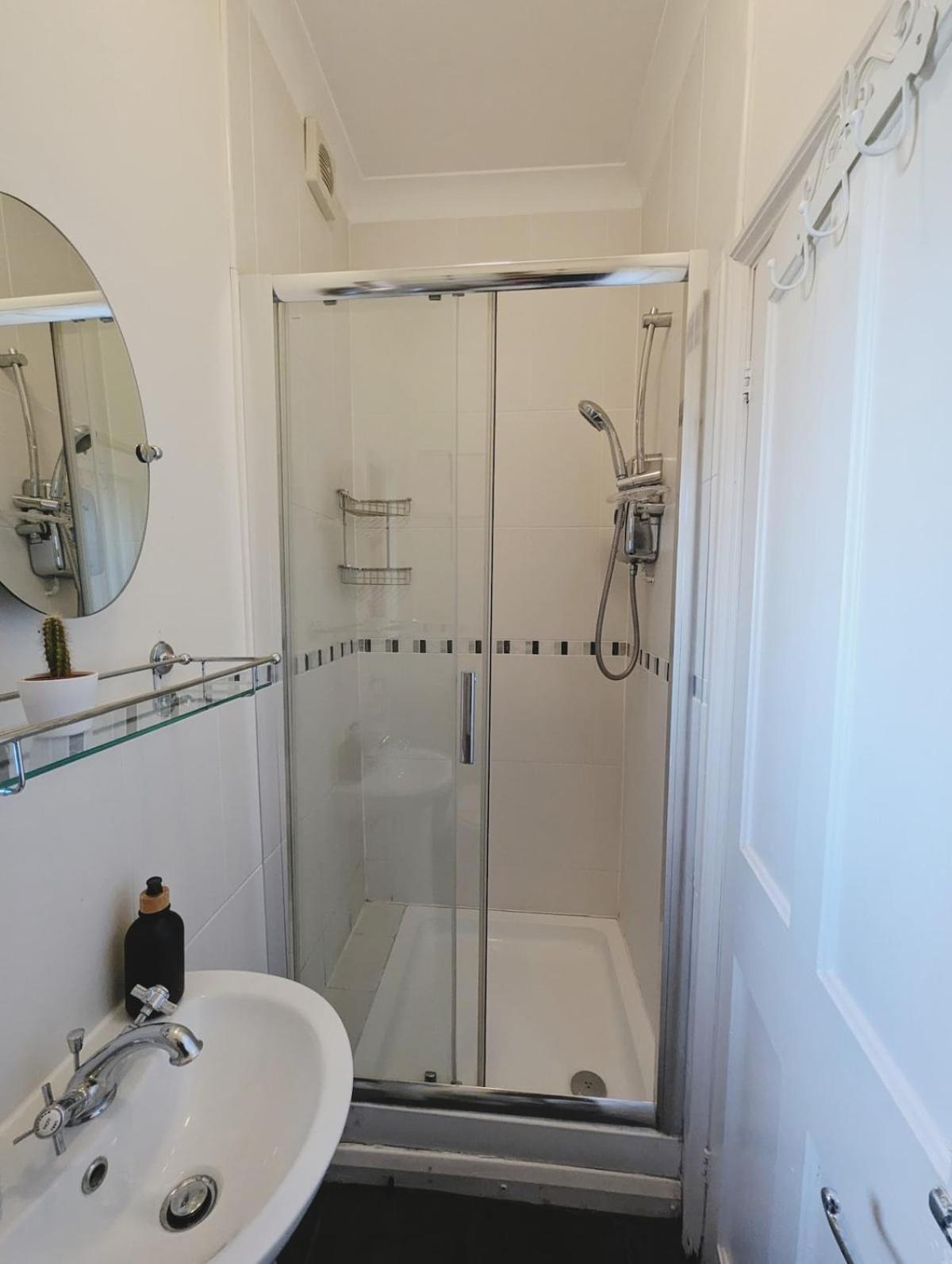 Colney Hatch Lane - Spacious 2-bed 2-bath With Private Garden Appartement *