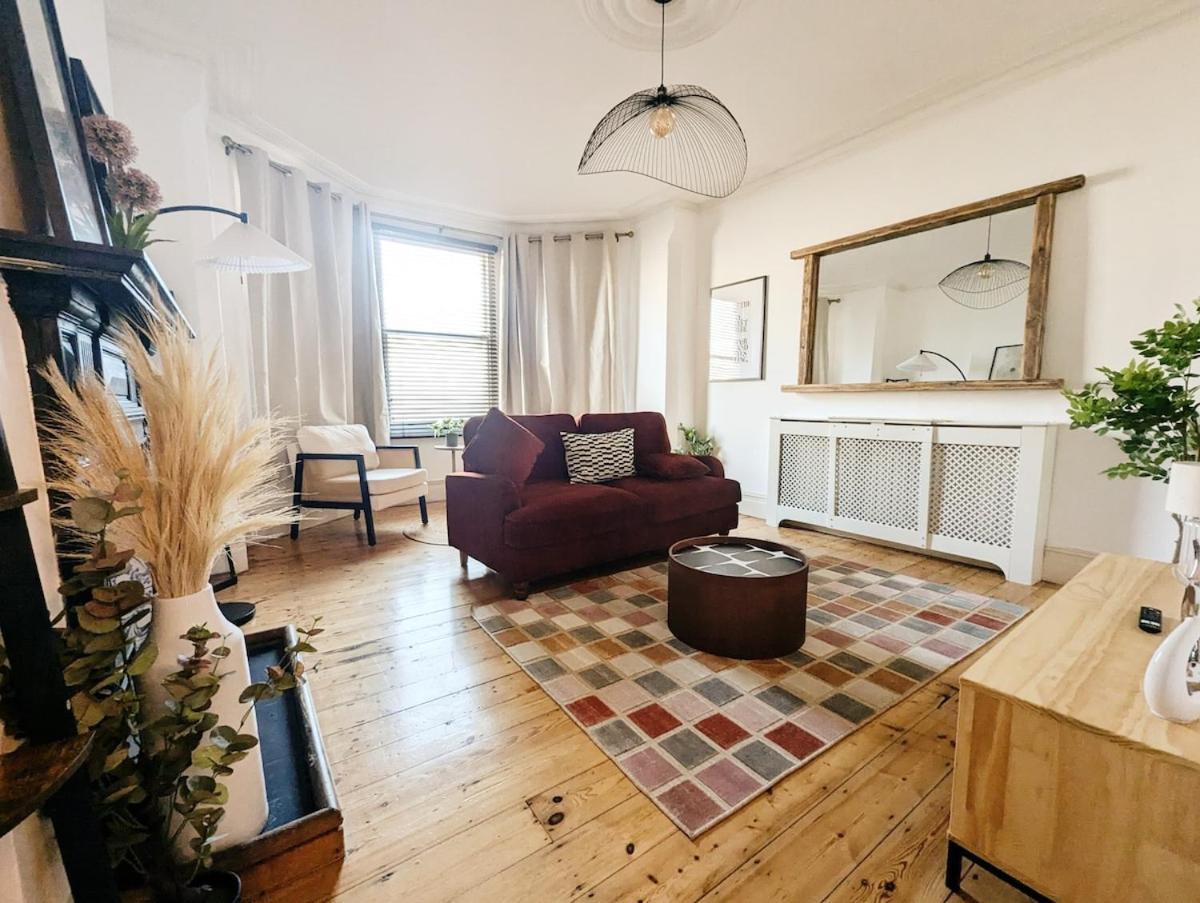Colney Hatch Lane - Spacious 2-bed 2-bath With Private Garden Appartement Londen