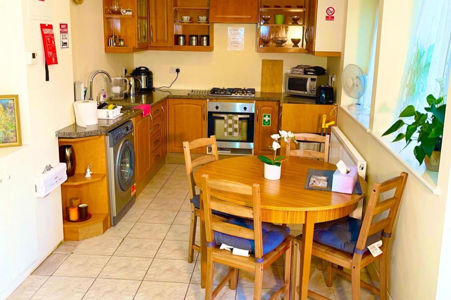 Appartement 1bf-sleeps4-freeparking-pets-wifi-