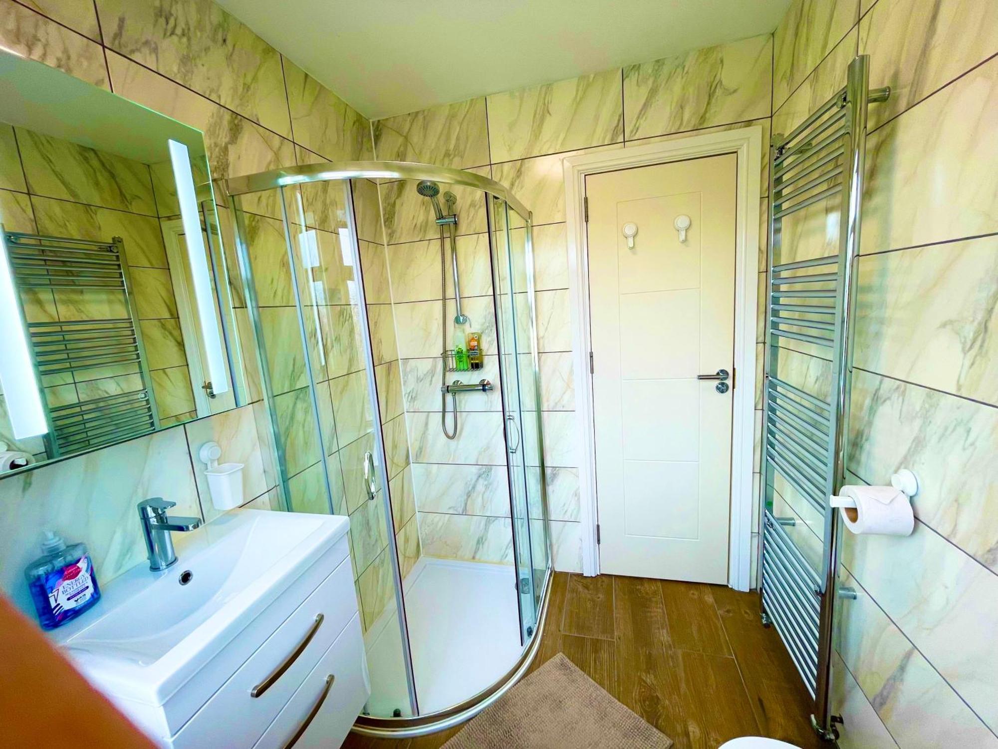 1bf-sleeps4-freeparking-pets-wifi- Appartement
