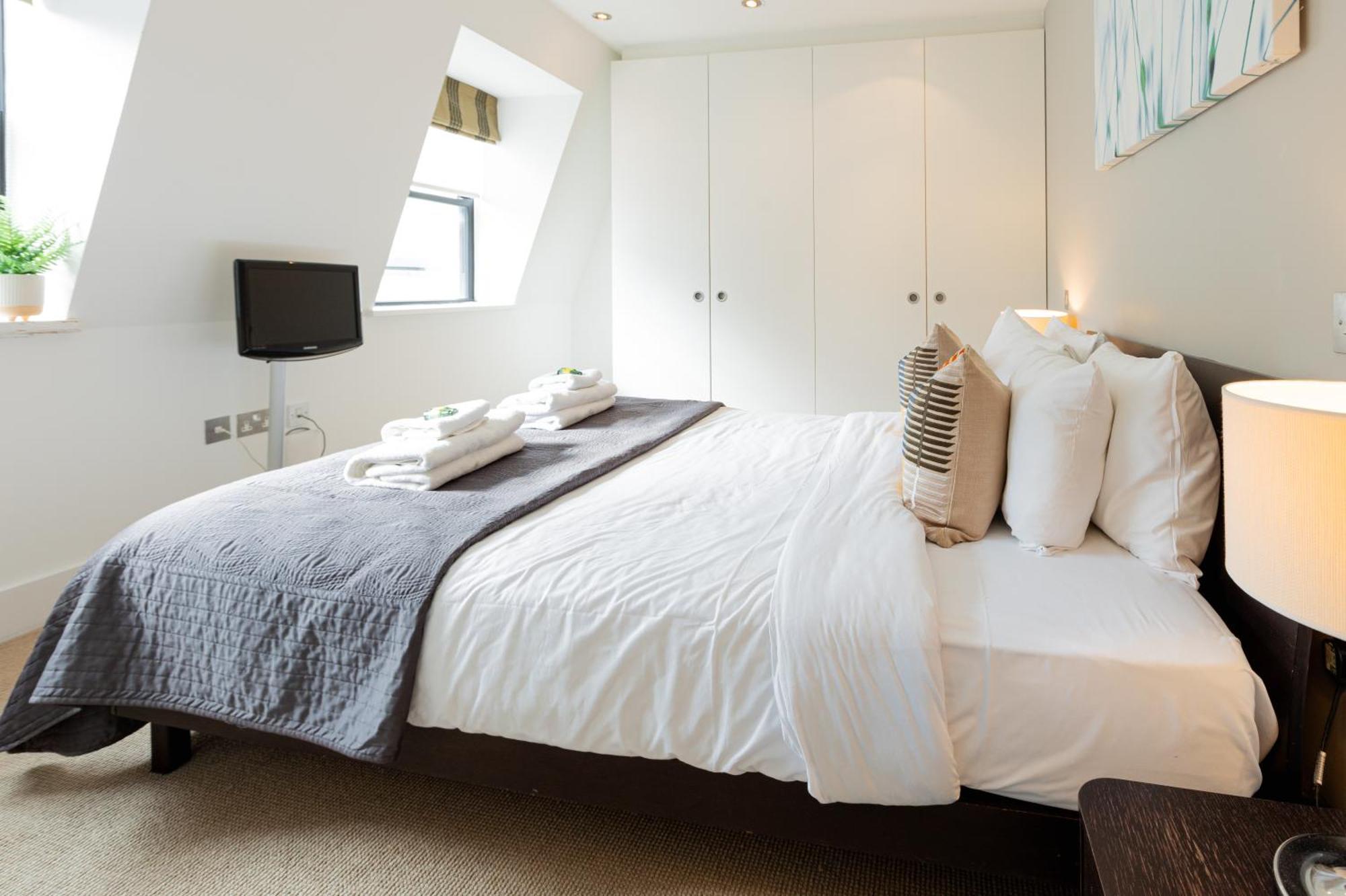 Apartment Stunning Serviced Apartments, Steps From Monument Station London